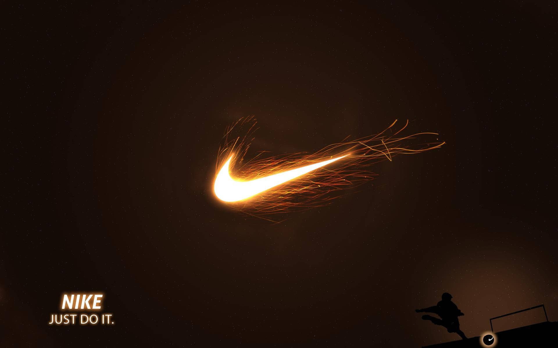 閃耀的耐克棒球標誌 壁紙 — 一個由熾熱火花組成的發光Nike勾號在黑暗的天空中劃出一道弧線，下方一個剪影人物正在跳躍。