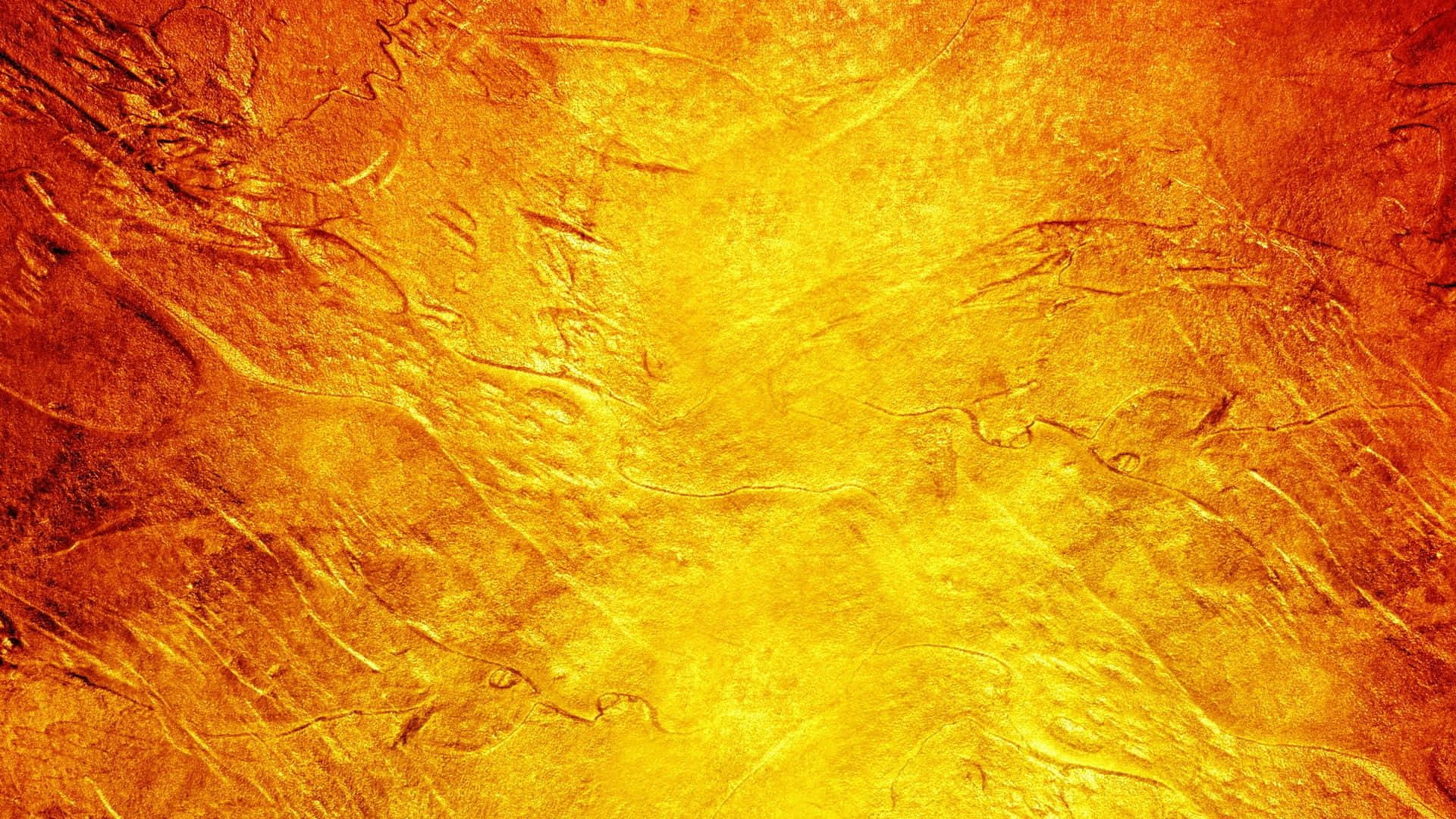 Yellow Grunge 桌布 壁紙 — 閃耀的金色紋理表面，帶有漩渦狀琥珀色和橙色色調，類似熔融金屬或熾熱熔岩。