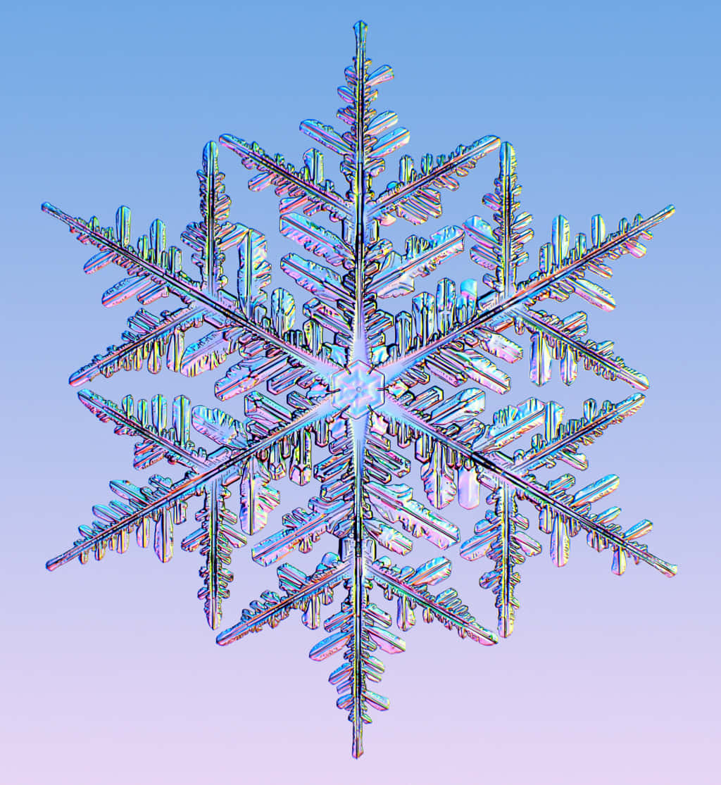 閃耀的雪花飄過璀璨的冬季景觀 壁紙 — 一個超精細、虹彩色的雪花，帶有水晶般的手臂，在柔和的藍色到薰衣草漸變的天空中發光。