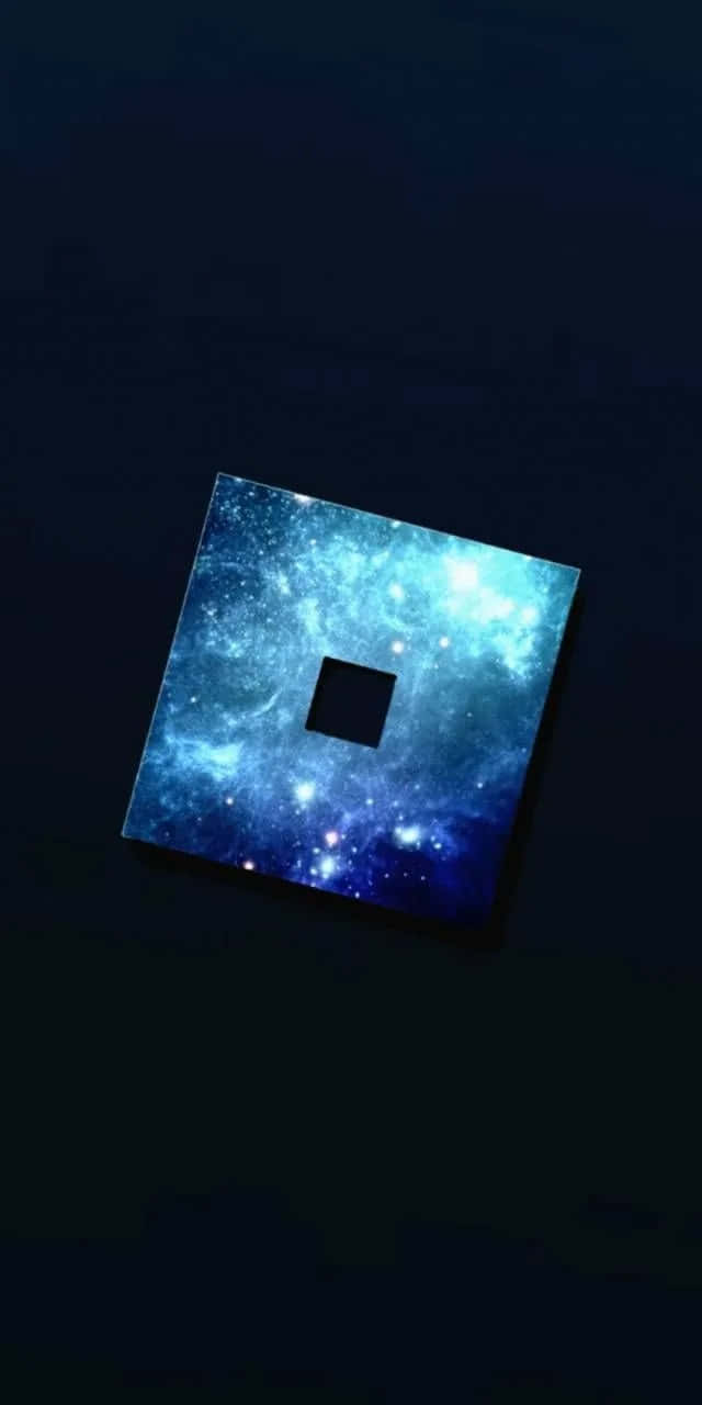 閃耀藍色 Roblox 標誌 壁紙 — 一個發光的藍色星系在漂浮的正方形框架內旋轉，背景是黑暗的虛空。