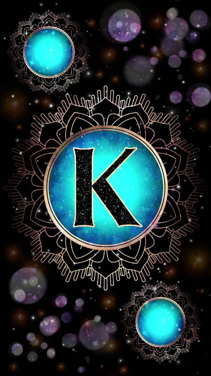 一個風格化的字母K，在藍色宇宙球體中，帶有曼陀羅設計和星形散景。