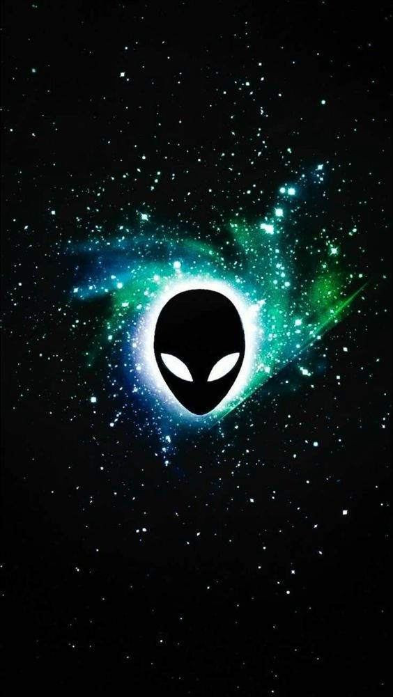 外星人頭部剪影在色彩繽紛的星雲中發光，周圍環繞著星星