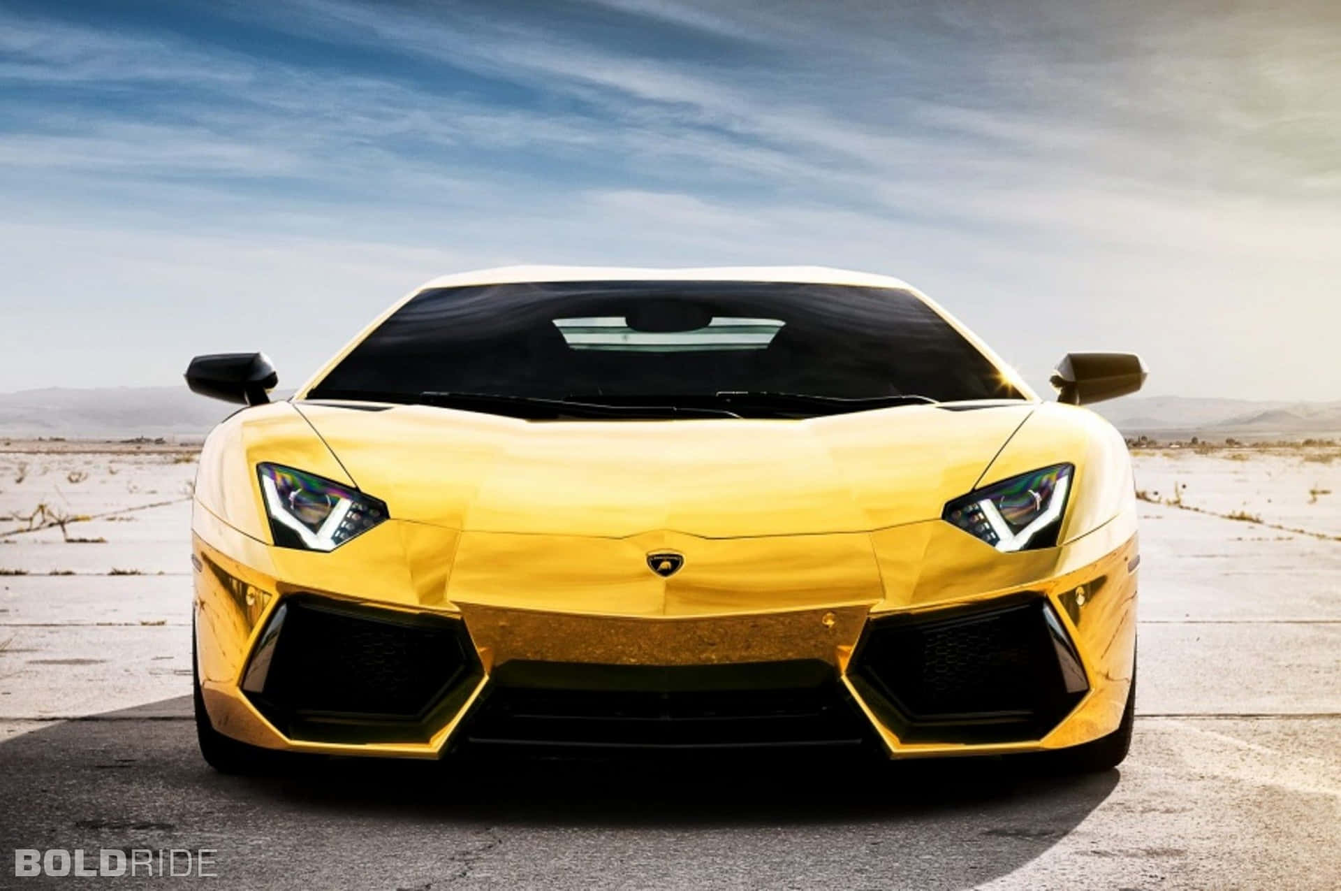 沙漠日落中的金色林寶堅尼Aventador
