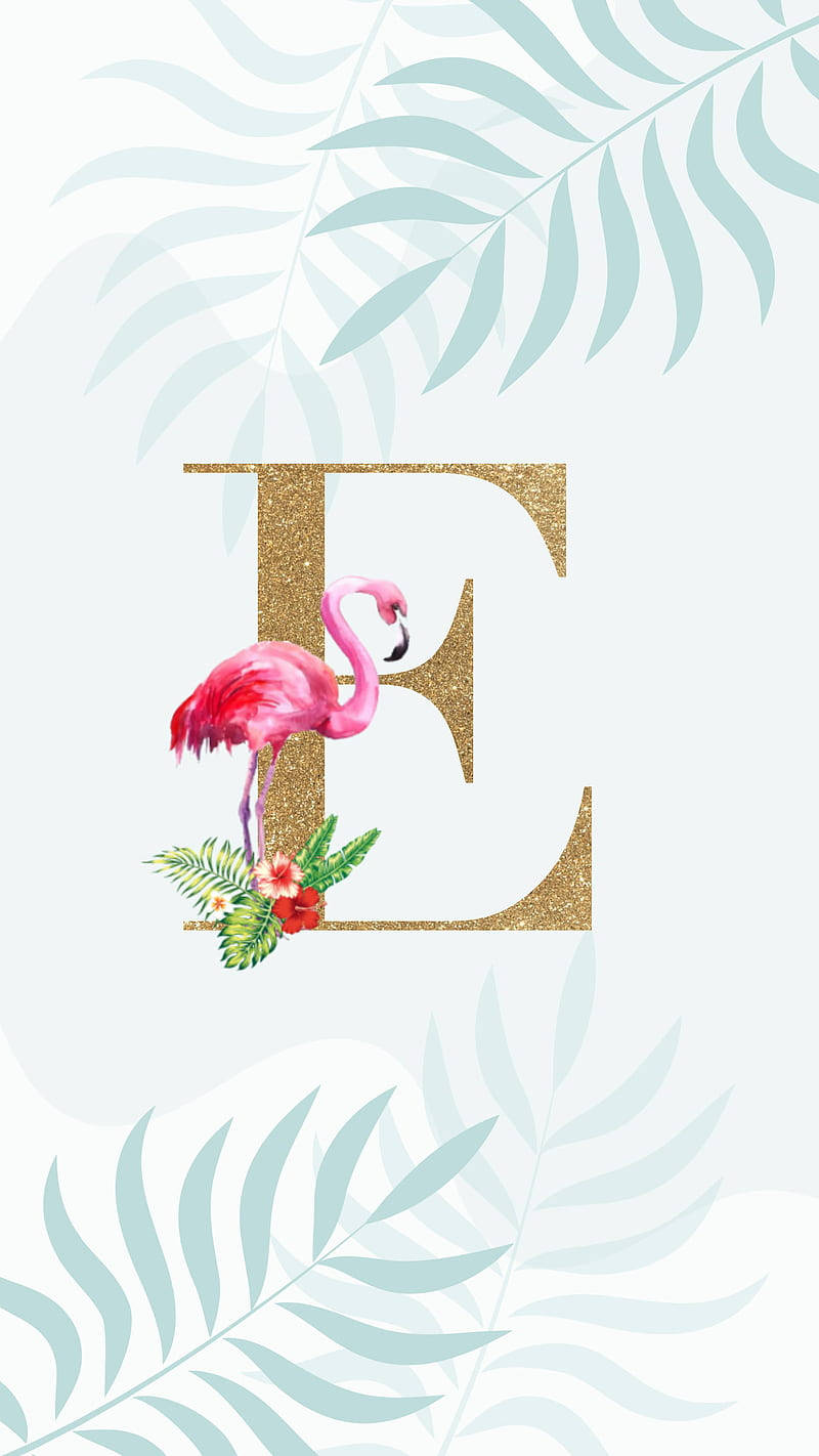 閃耀金屬字母E配火烈鳥 壁紙 — 一個閃閃發光的金色字母E，點綴著粉紅色火烈鳥和熱帶花卉，背景是淺藍色棕櫚葉。