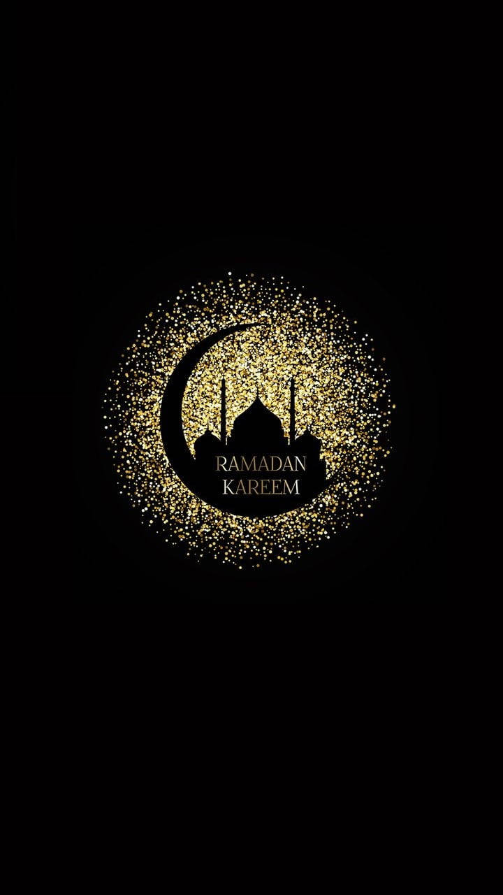 金色新月和清真寺剪影，黑色背景上帶有Ramadan Kareem文字。