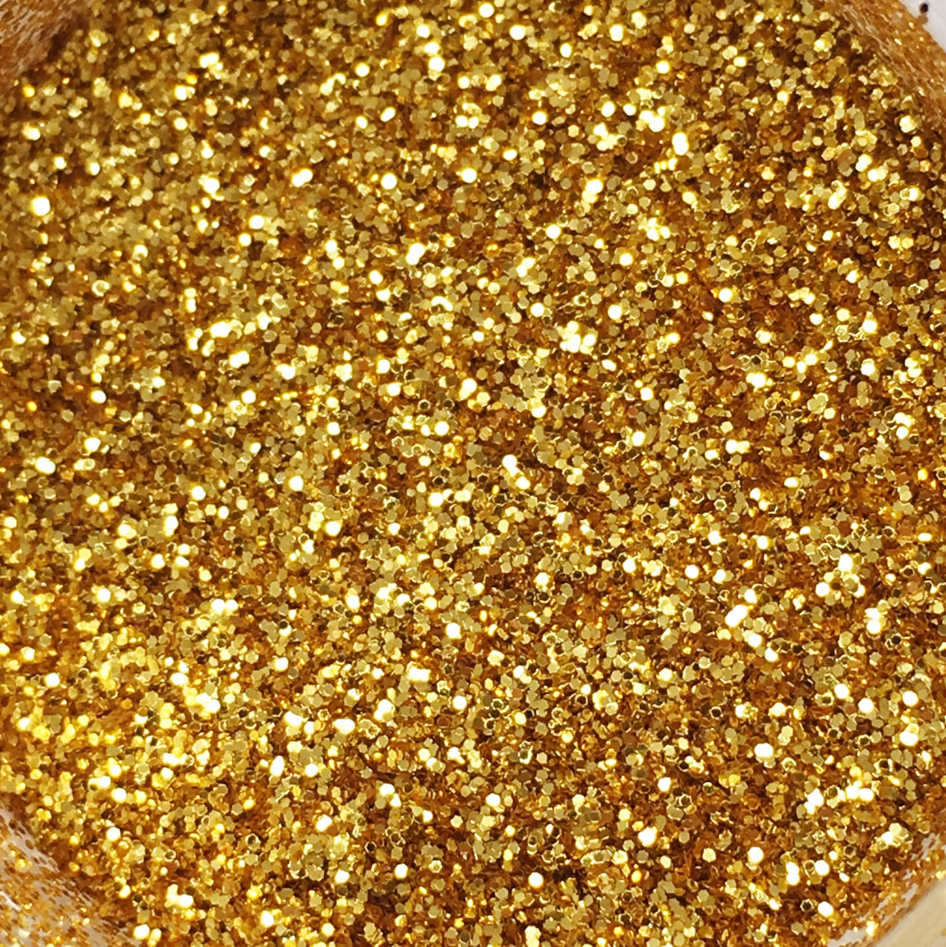 金色亮片顆粒在光線下閃爍的特寫。
