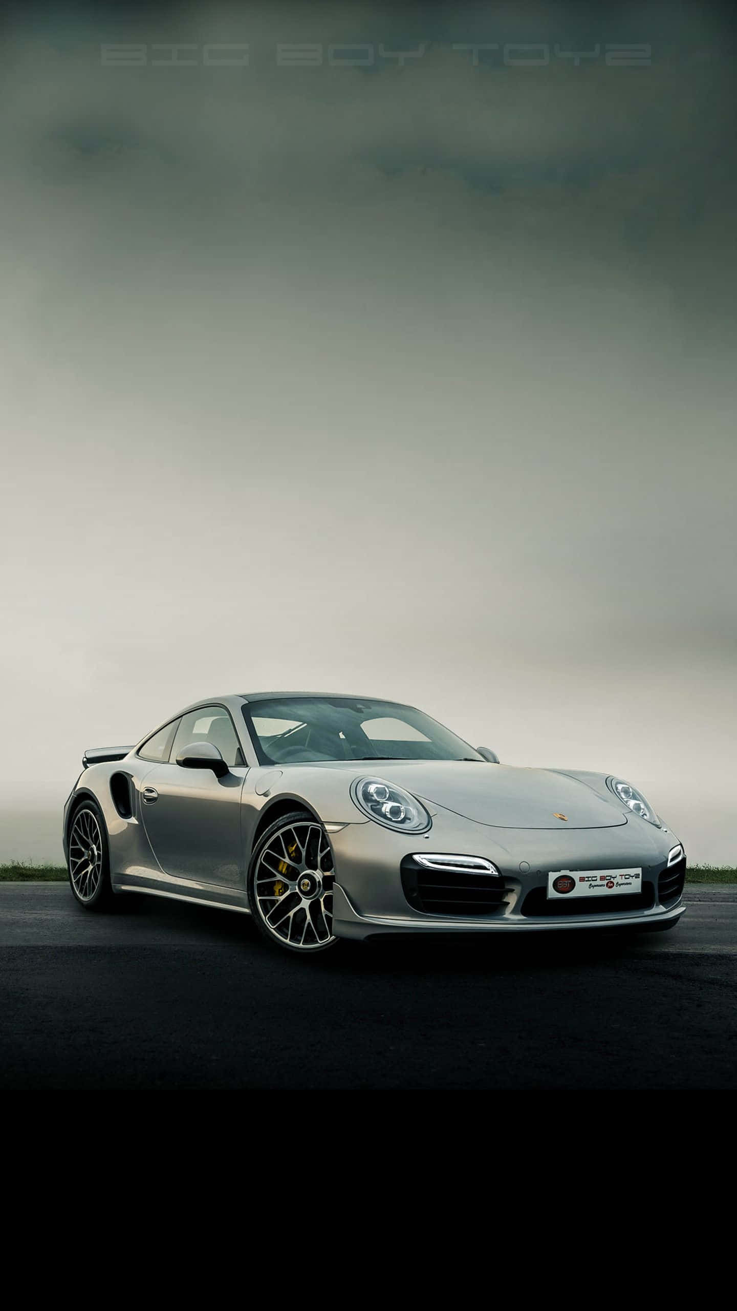 閃耀銀色保時捷最佳汽車背景 壁紙 — 一架時尚的銀色保時捷911 Turbo S在陰暗多雲的天空下，停泊在漆黑的公路上。
