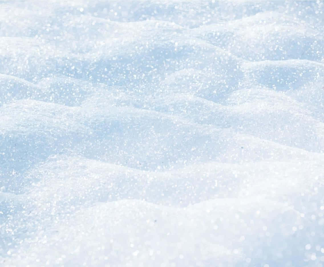 在明亮的冬日陽光下閃閃發光的雪堆