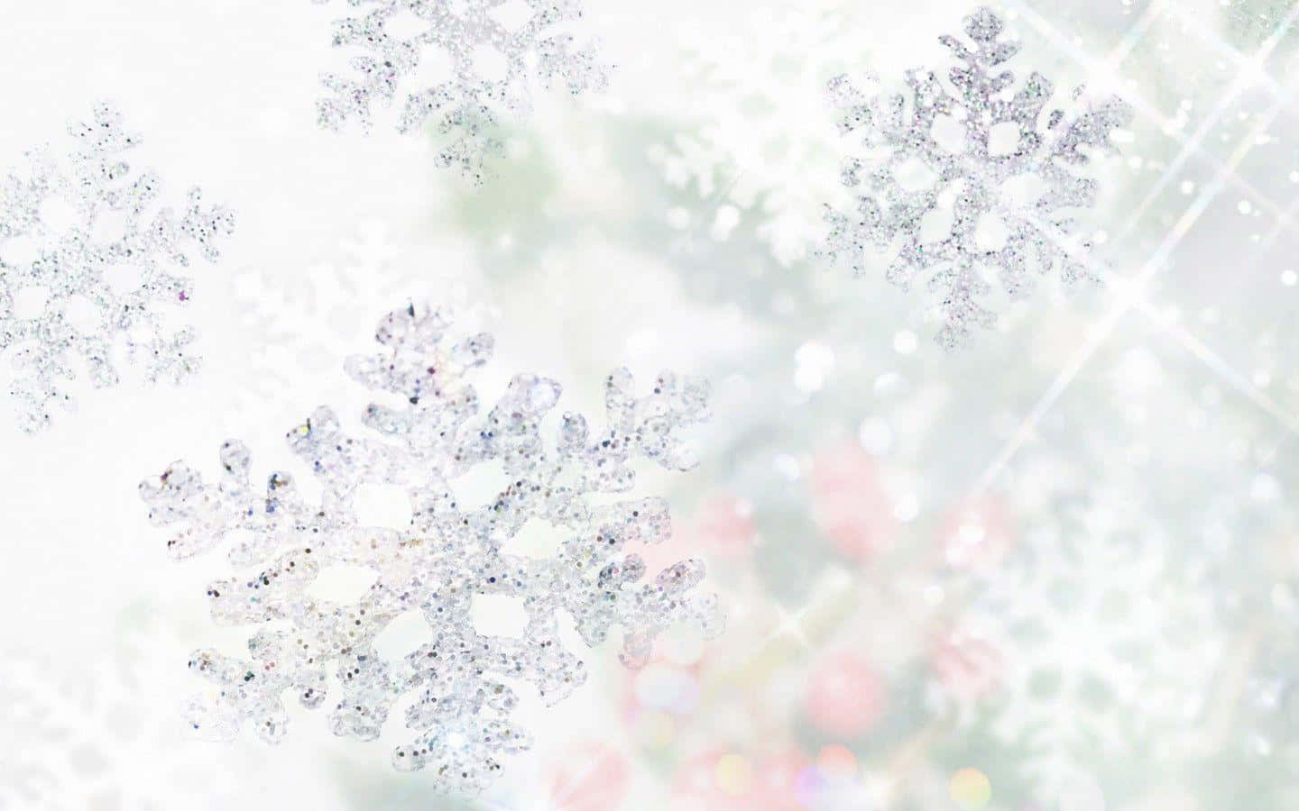雪花在柔和的白色背景上閃爍著閃粉，帶有粉紅色散景燈光。
