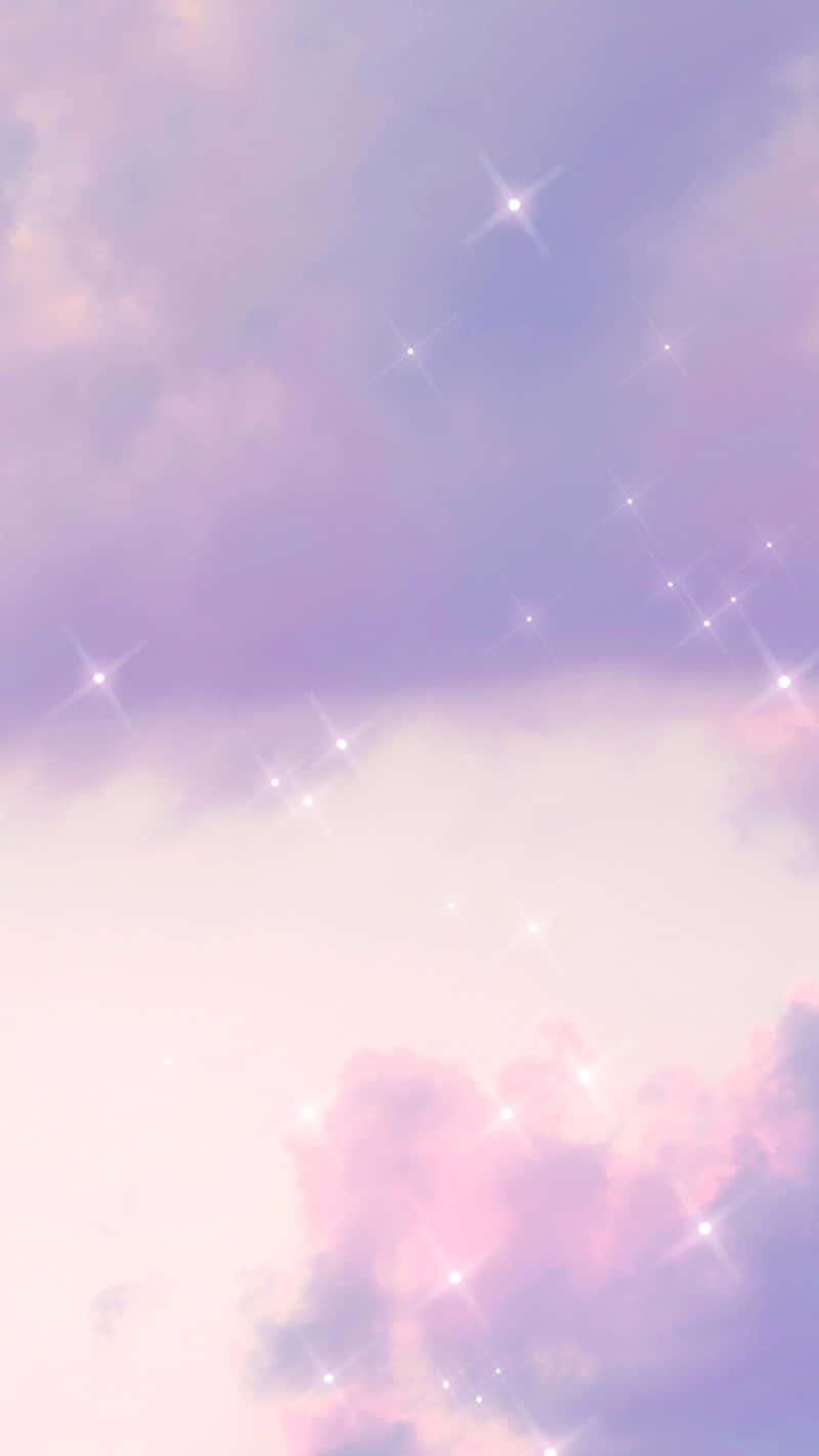 夢幻般的暮色天空中閃爍著星光的淡彩雲。