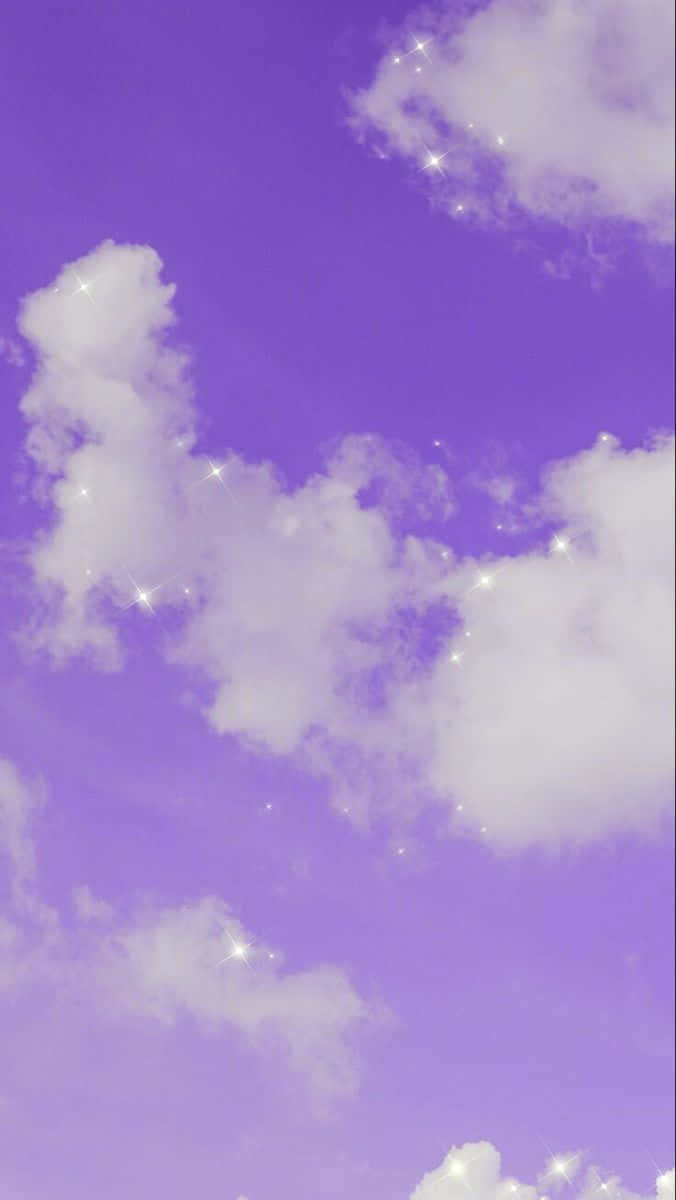 薰衣草天空，有蓬鬆的白雲和閃爍的星星效果。