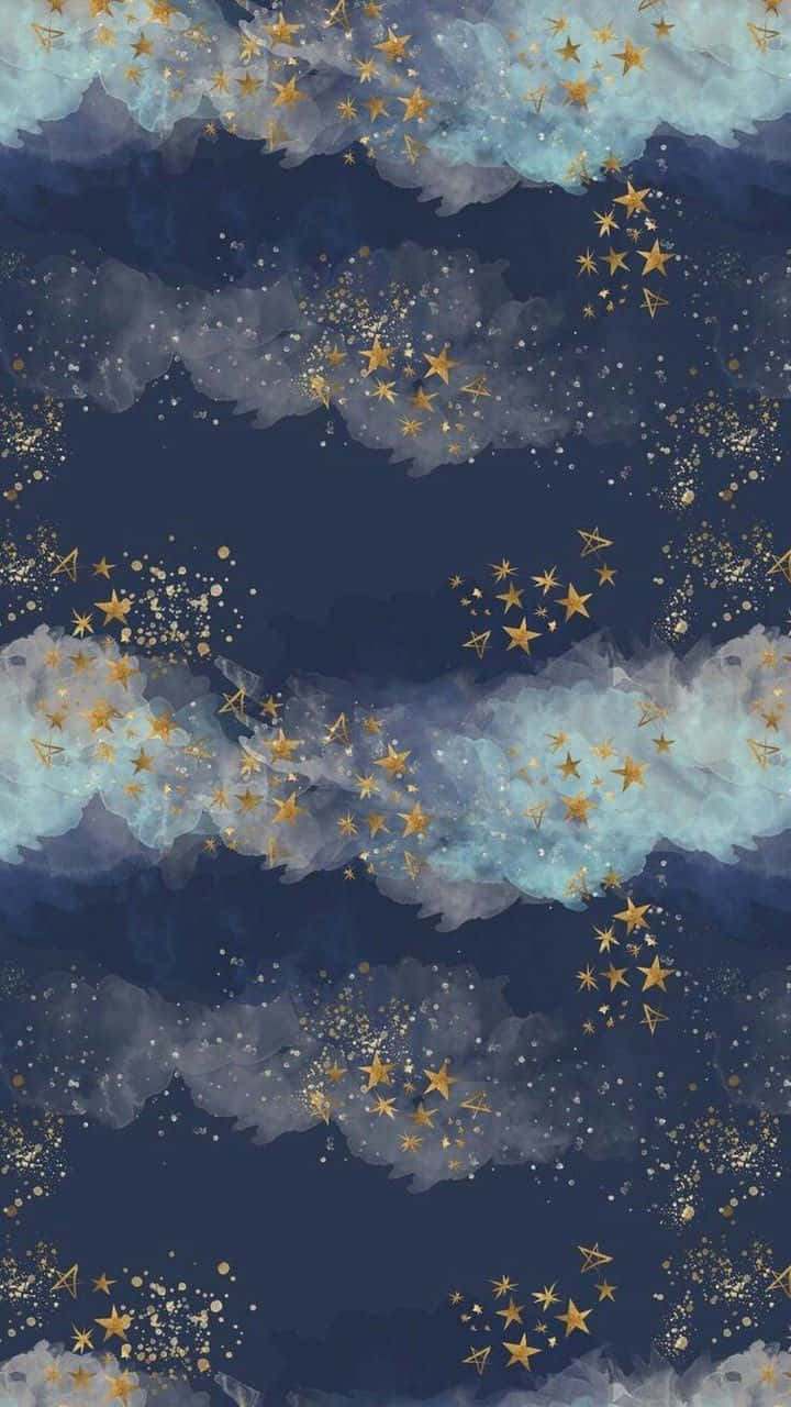 金色星星散落在柔和的藍色和灰色夜空中，伴隨著輕柔的雲朵。