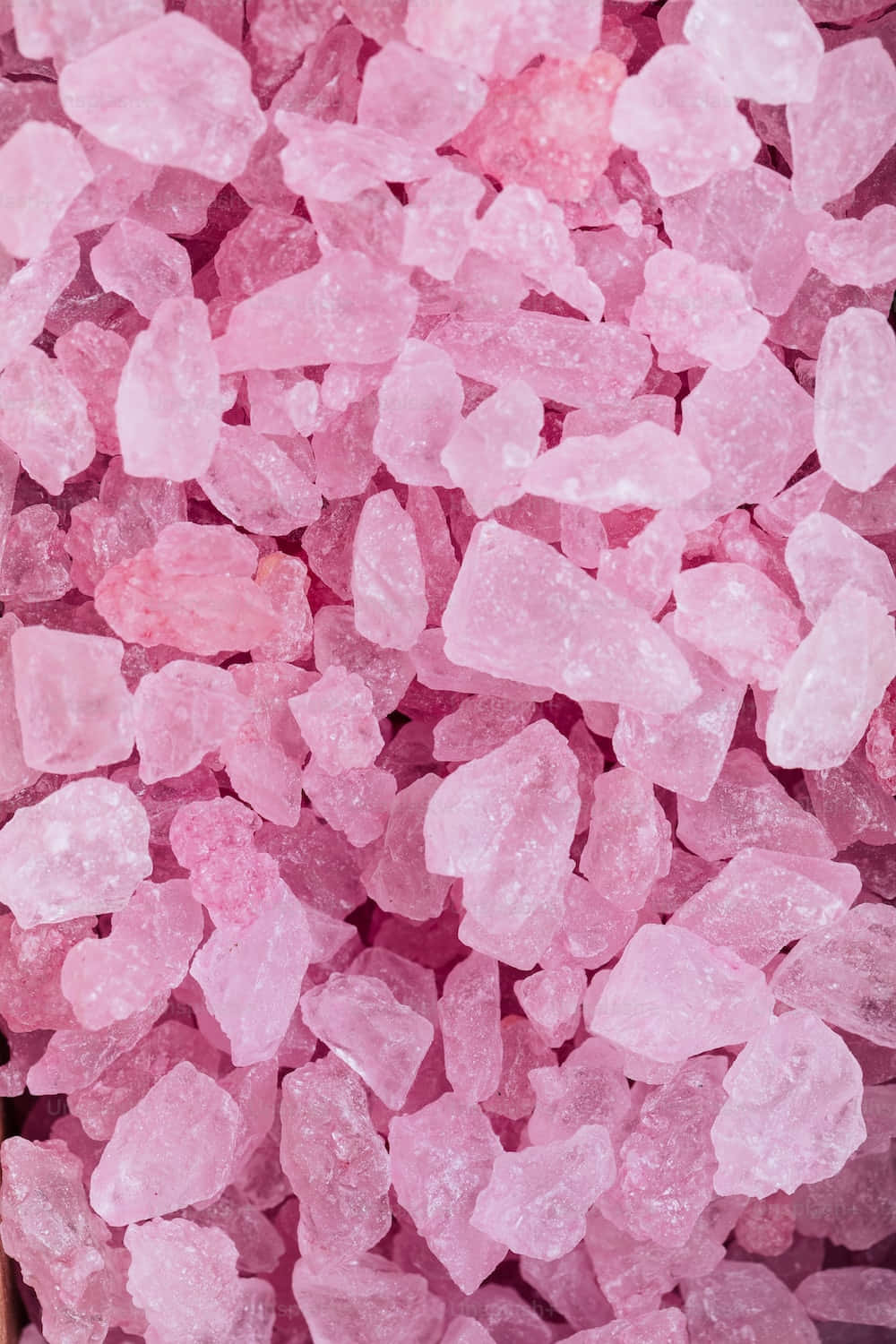 Pink Crystal Quartz 桌布 壁紙 — 閃閃發光的粉紅鹽晶體特寫，帶有半透明刻面和柔和粉彩色調。