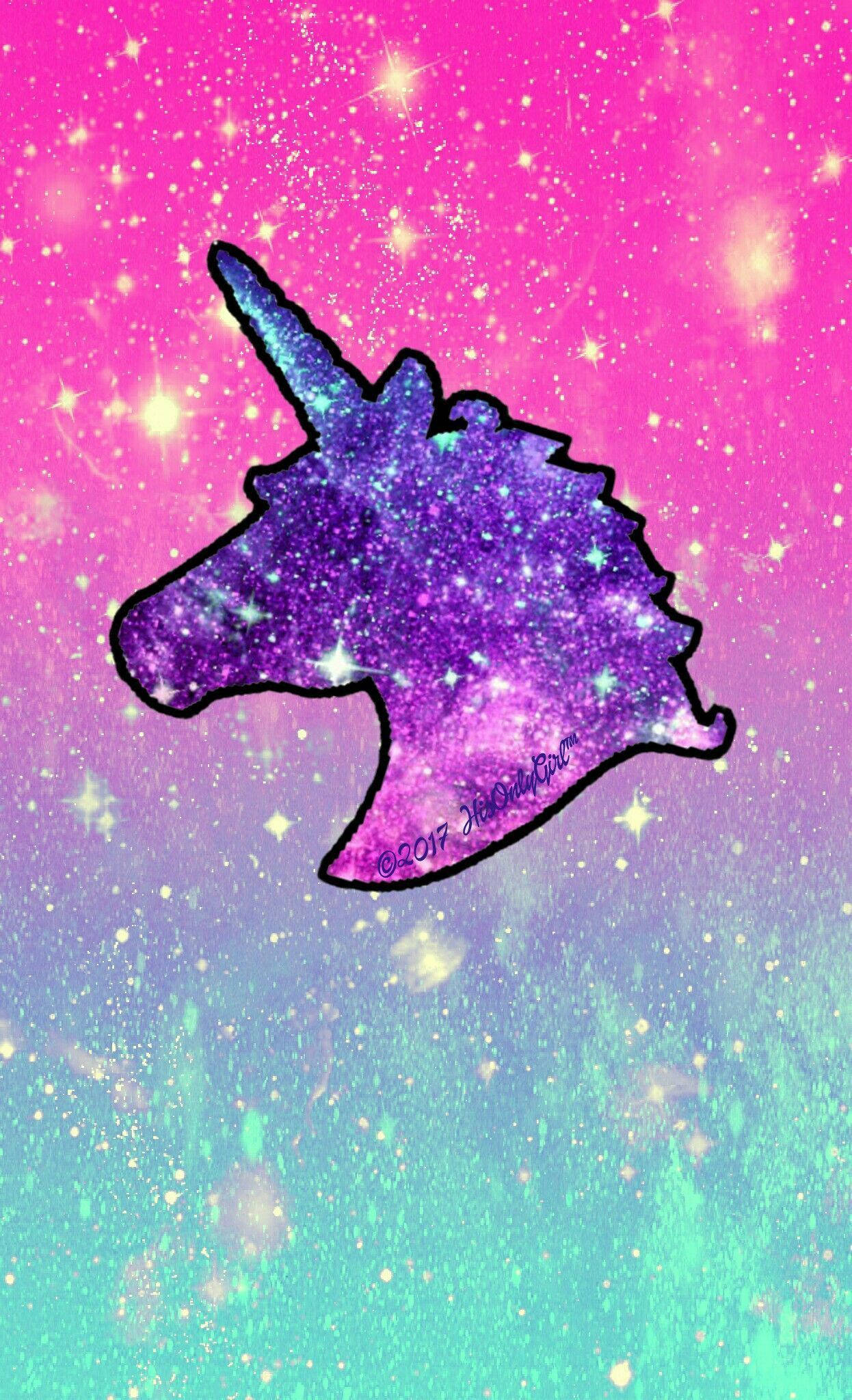 閃粉 桌布 壁紙 — 閃閃發光的紫色獨角獸剪影漂浮在充滿閃爍星星的鮮豔粉紅到藍綠色漸變天空上。