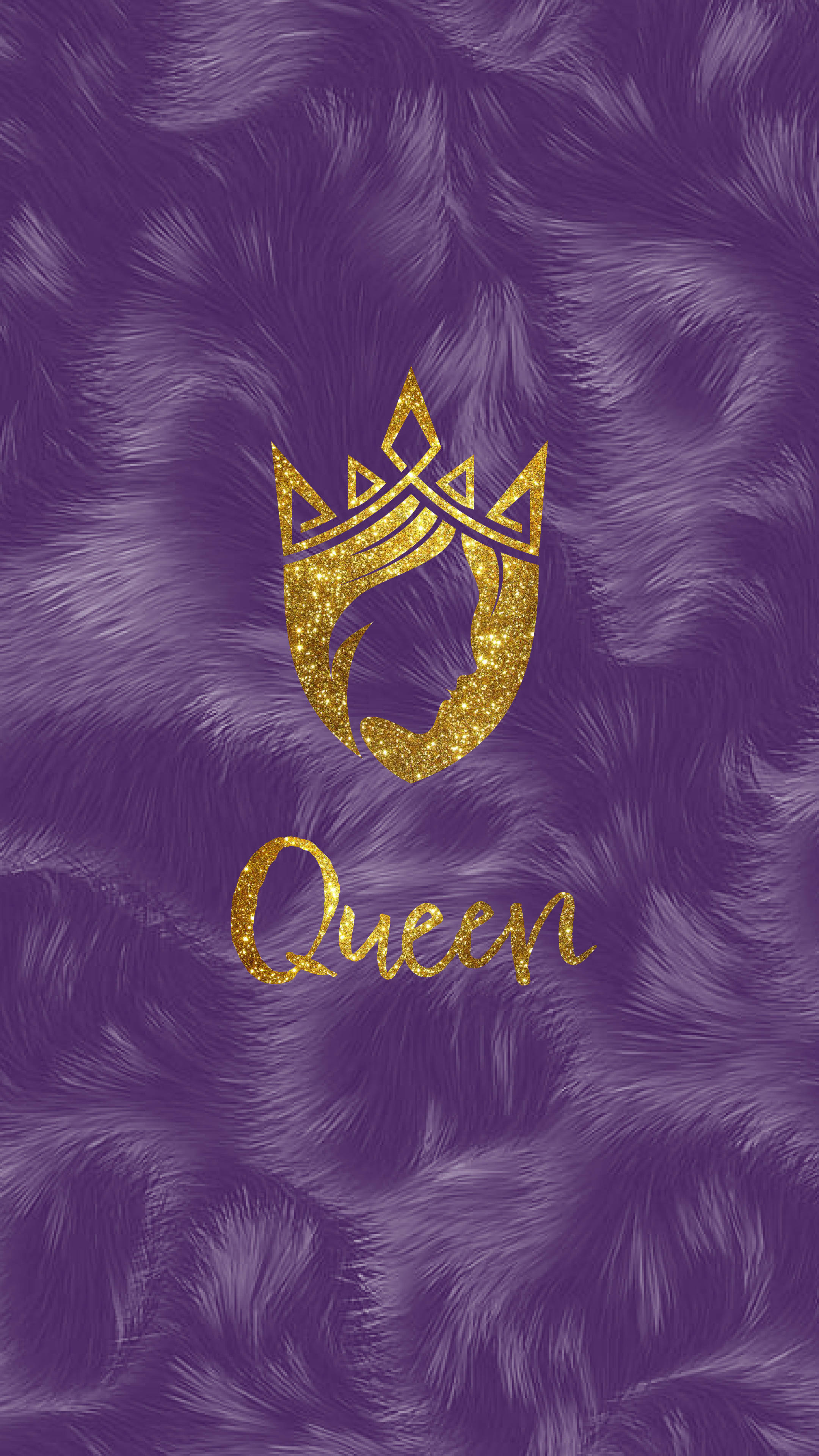 Queen 桌布 壁紙 — 閃閃發光的金色皇冠和「queen」字樣點綴在毛絨絨的紫色毛茸背景上。