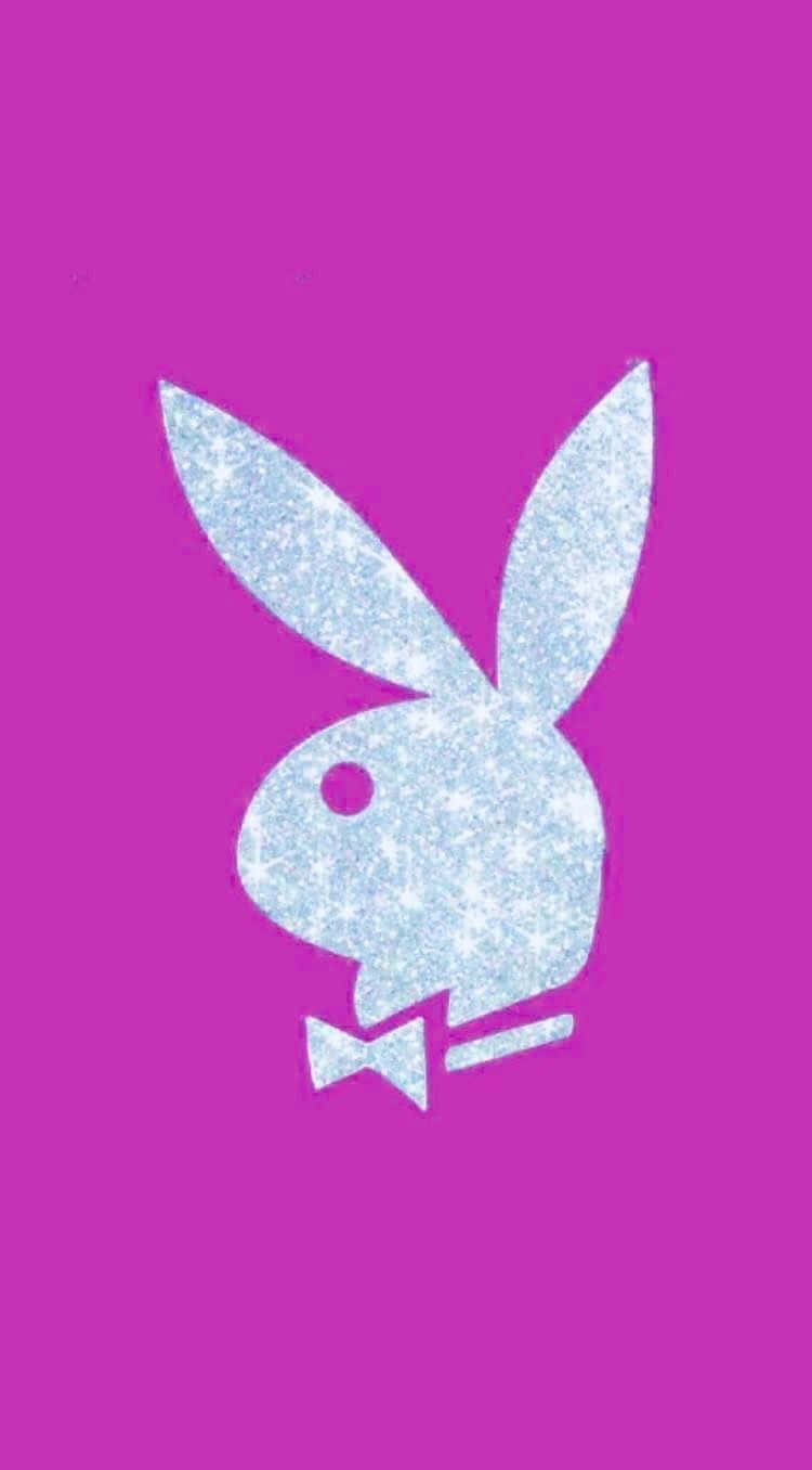 playboy 桌布 壁紙 — 閃閃發光的銀色Playboy兔仔標誌配以蝴蝶結，在充滿活力的洋紅色背景上脫穎而出。