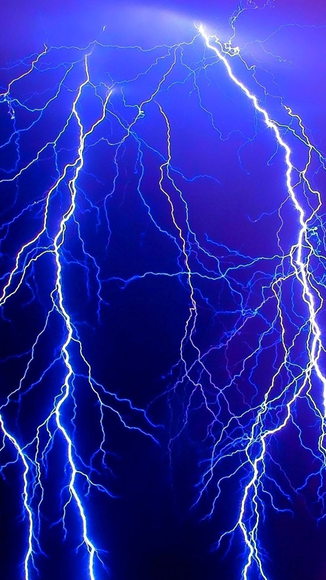 閃電交織的天氣 壁紙 — 鮮豔的藍色閃電在深靛藍色的天空中劈啪作響，呈現出戲劇性的自然風暴展示。