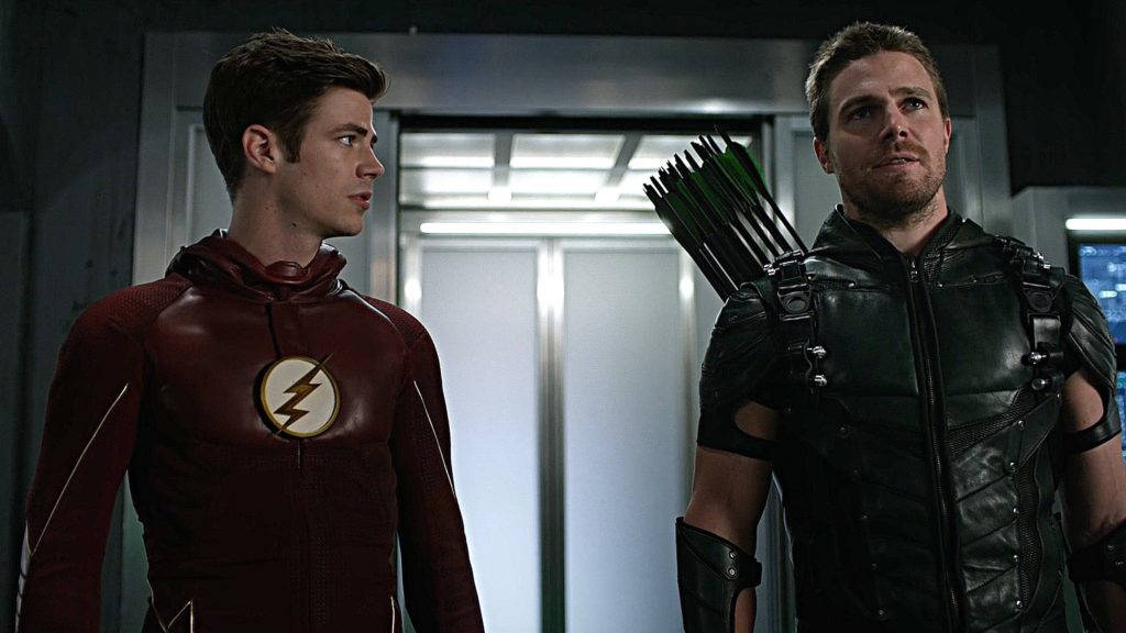 閃電俠4K與綠箭俠 壁紙 — The Flash和Arrow站在高科技走廊中進行緊張對話。