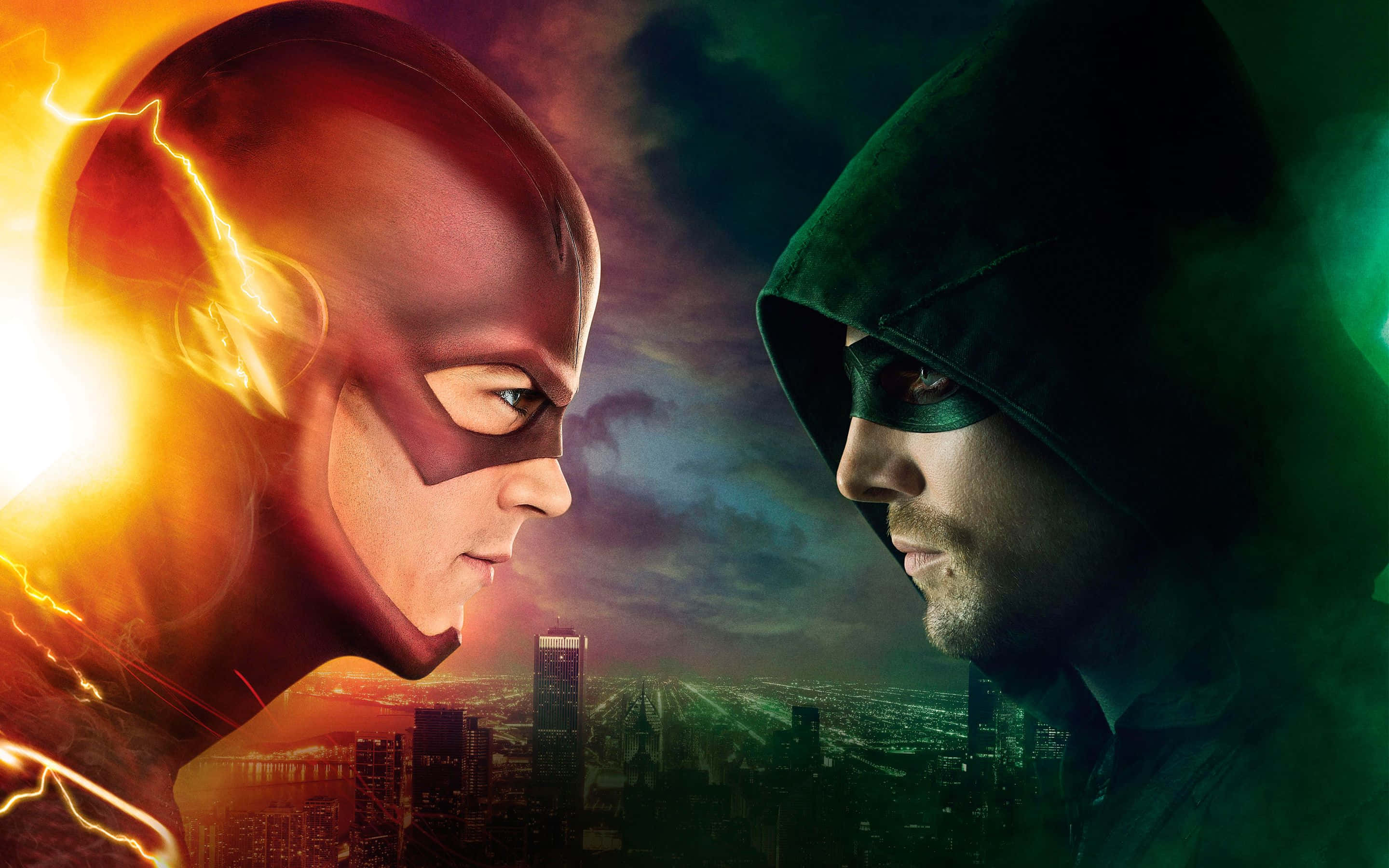 閃電俠對峙綠箭俠海報 壁紙 — The Flash 與 Green Arrow 在一個充滿戲劇性的城市景觀中對峙，燈光呈現火熱的橙色和電光綠色。