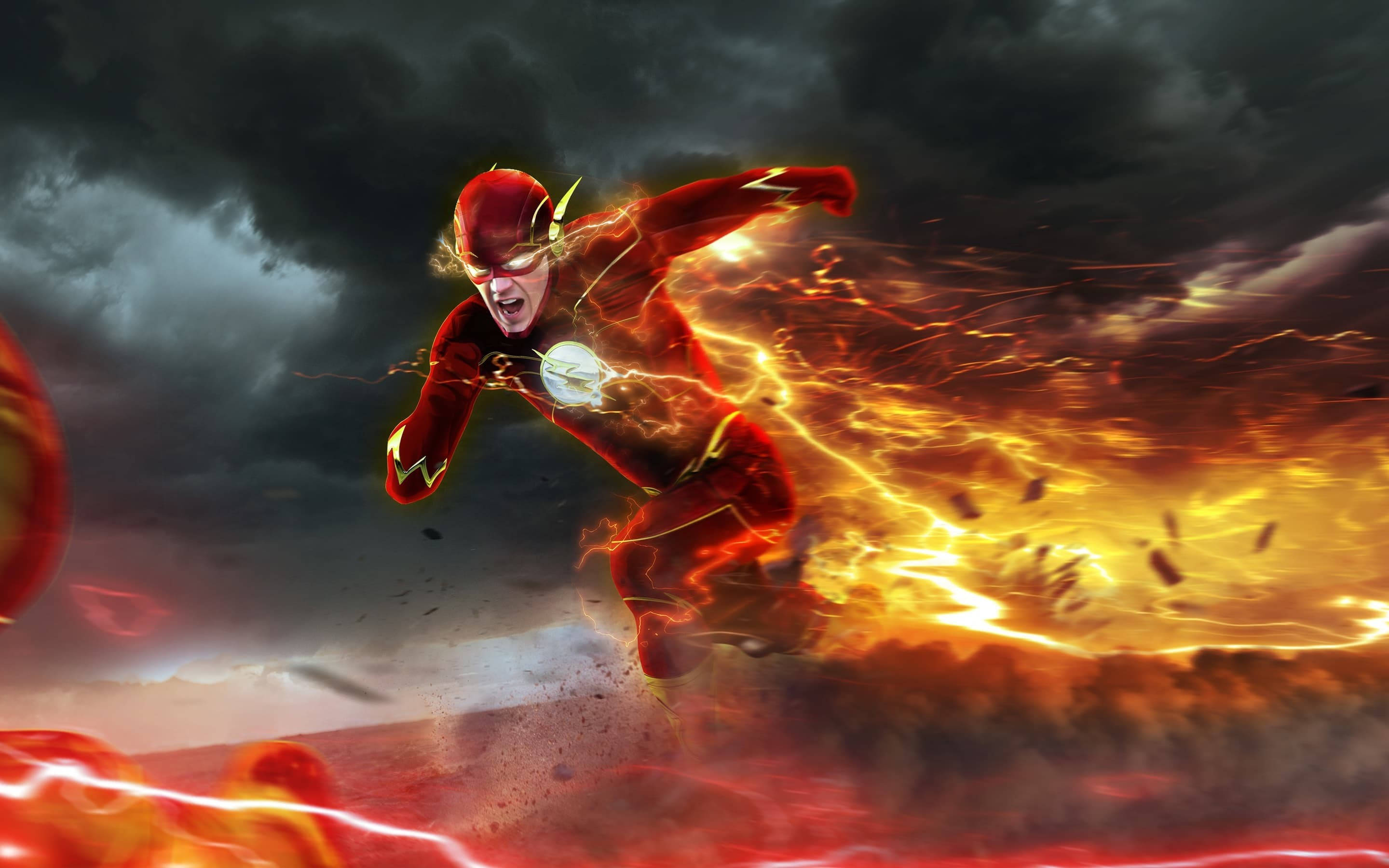 閃電俠於陰雲下疾馳 壁紙 — The Flash 在暴風雨中疾馳，留下火焰軌跡和發光的能量。