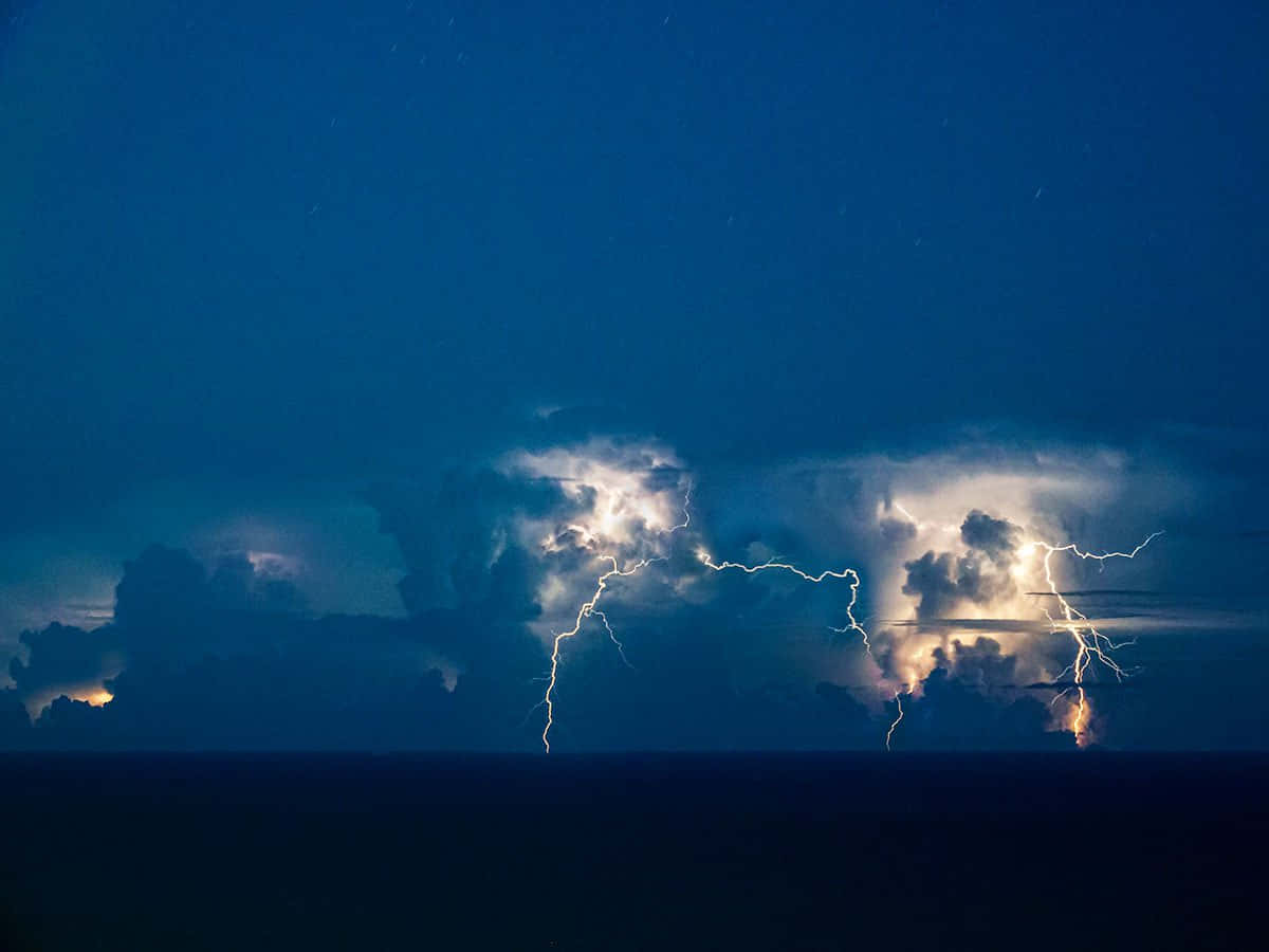 「閃電劃破璀璨夜空」 壁紙