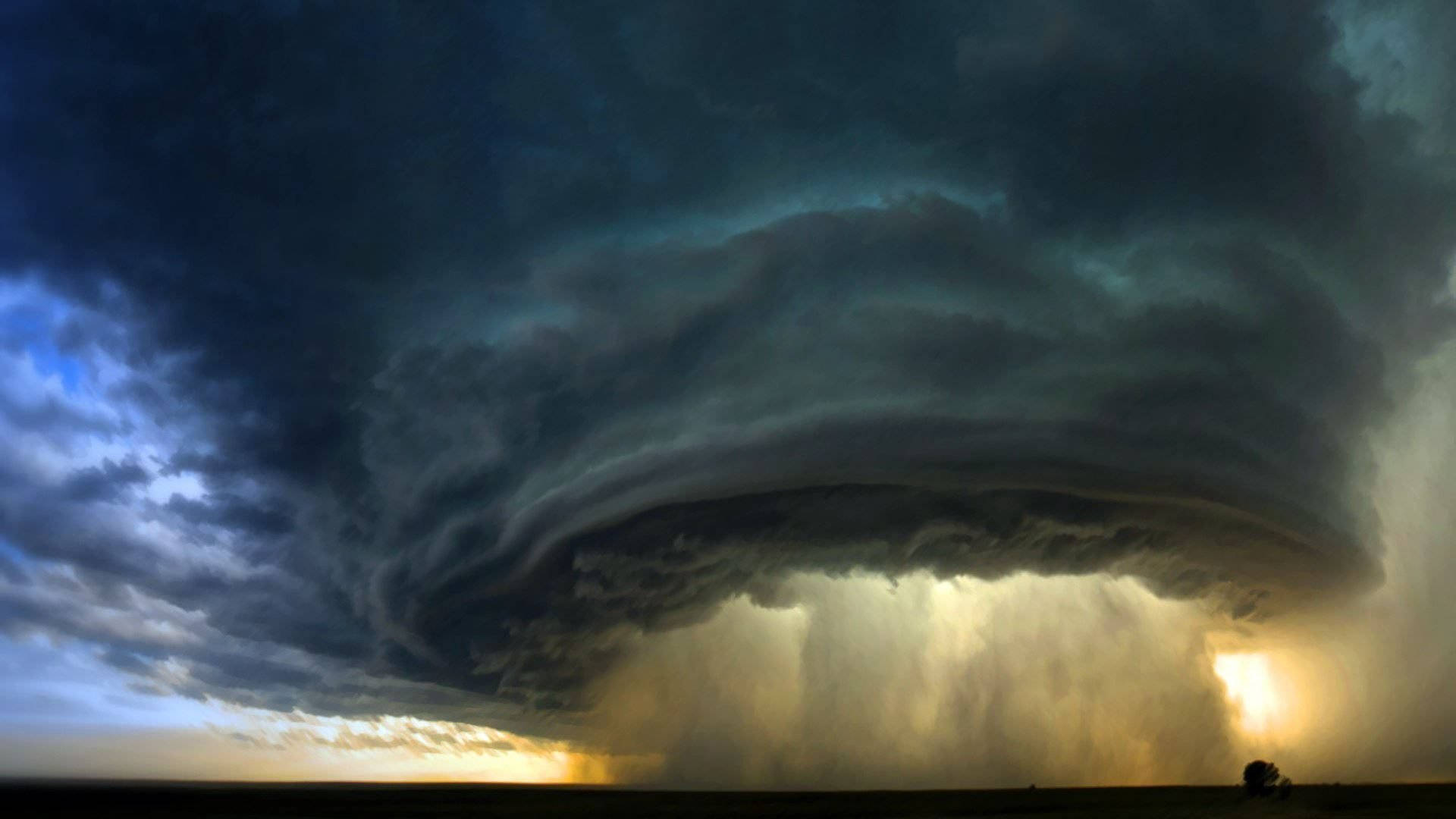 戲劇性的風暴雲，金色的雨在夕陽下落在平坦的土地上。