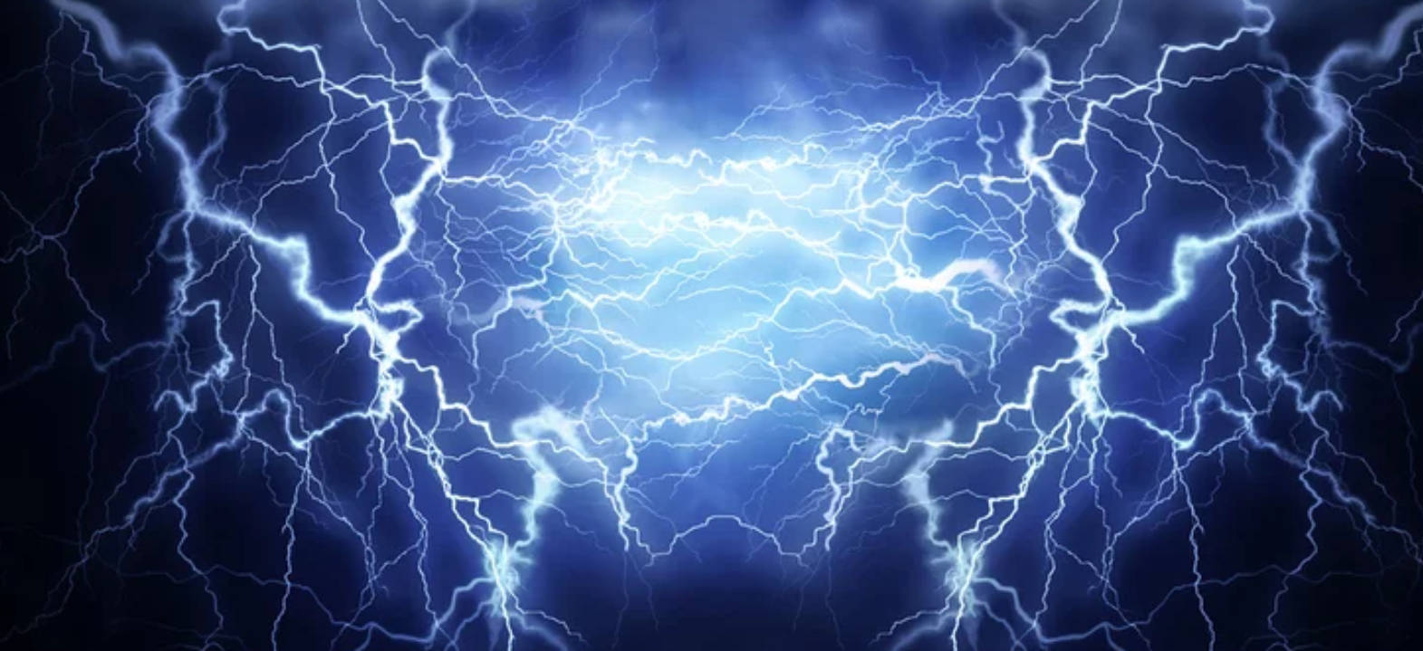 明亮的藍色閃電照亮了黑暗的暴風雨天空。