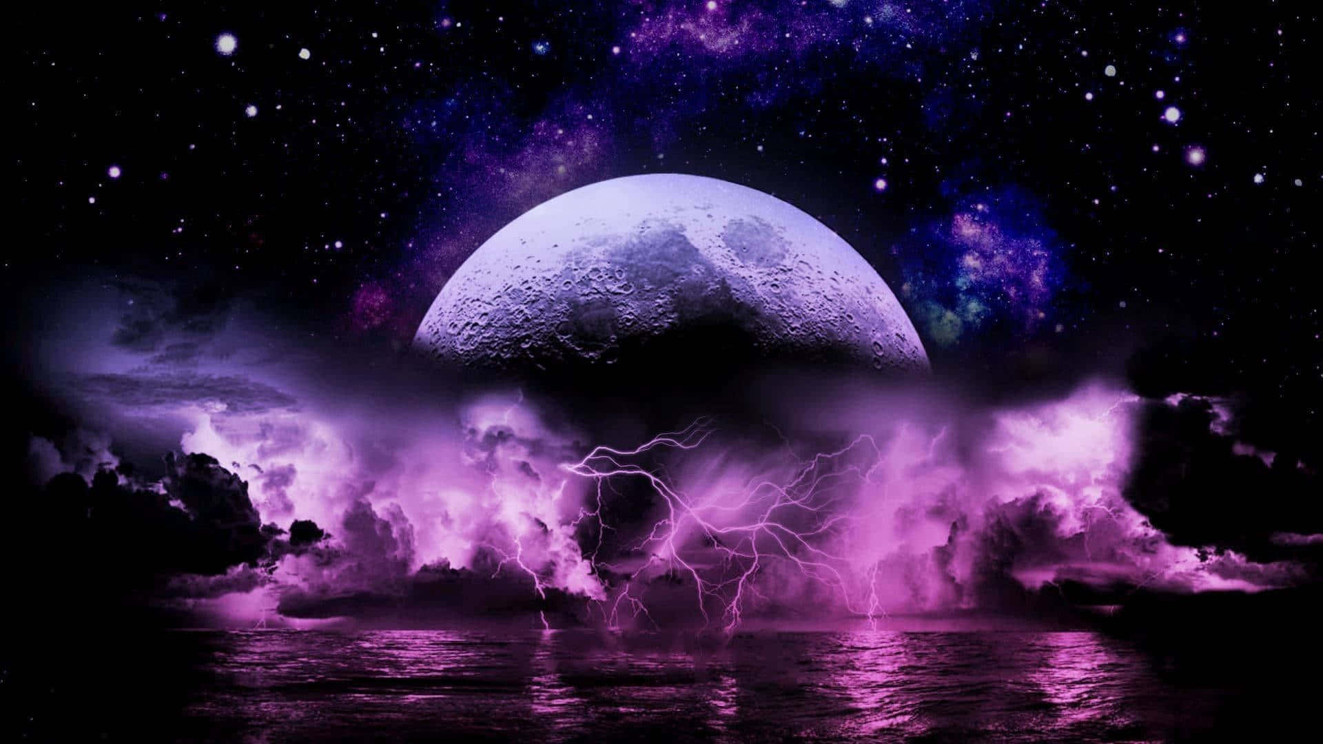 閃電無可擋的力量 壁紙 — 一輪巨大的月亮懸掛在暴風雨的紫色海洋上空，閃電在雲層中劈啪作響，下方是星光閃爍的宇宙天空。