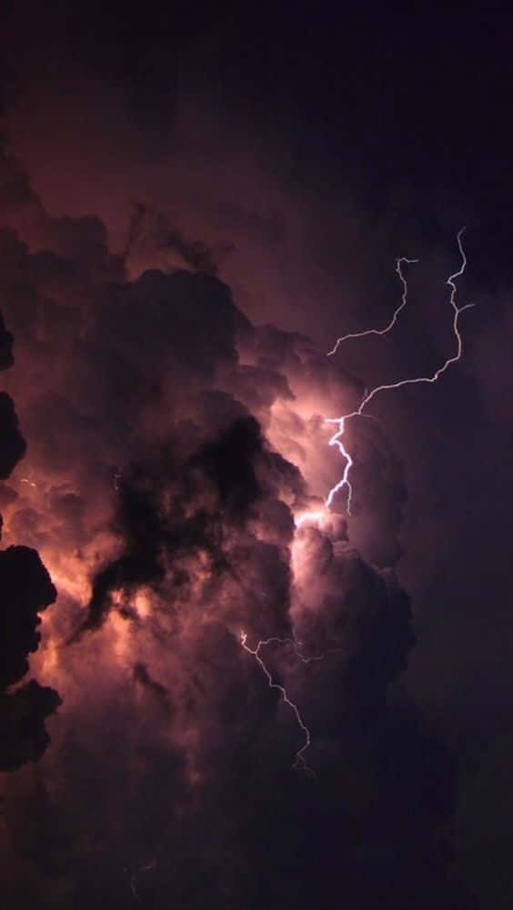 強烈的閃電在夜間劃過黑暗的暴風雲。