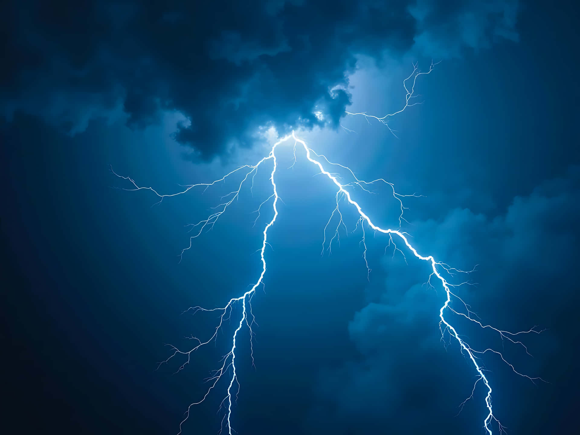 閃電照亮暴風雨中的黑暗多雲夜空 壁紙 — 一道明亮的白色閃電戲劇性地劃過充滿烏雲的深藍色暴風雨天空。