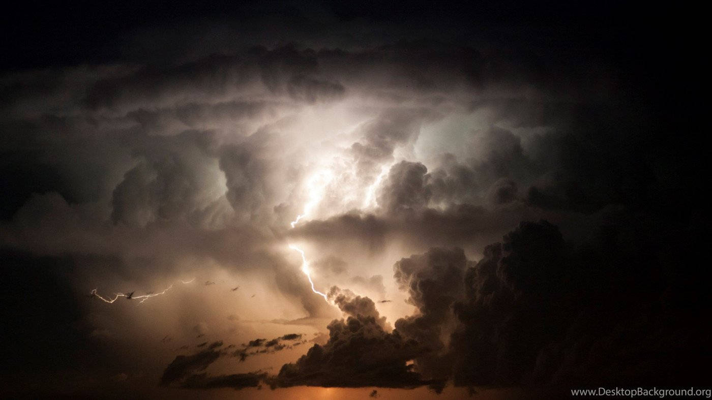 強大的閃電在夜間穿過黑暗的暴風雲。