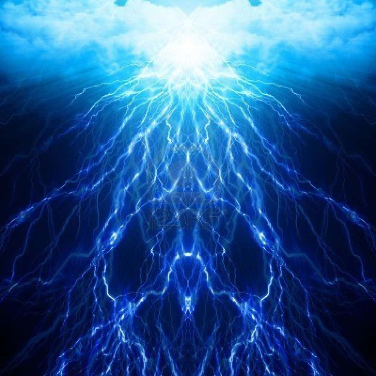 電光藍色閃電從上方擊穿黑暗的水面。
