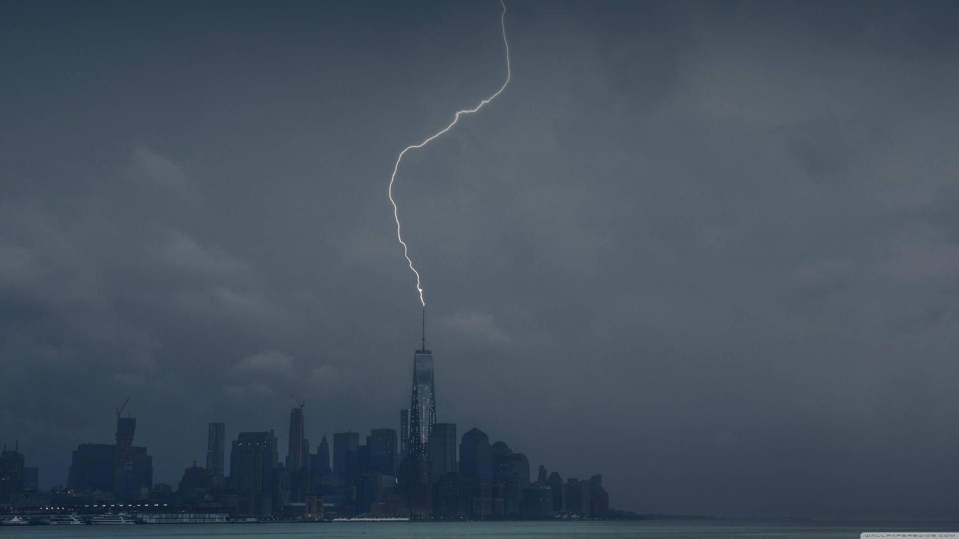 閃電擊中世界貿易中心一號大樓附近，在黑暗暴風雨的城市景觀中。