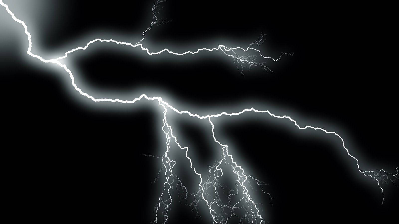 強烈的白色閃電在黑暗的暴風雨中噼啪作響。