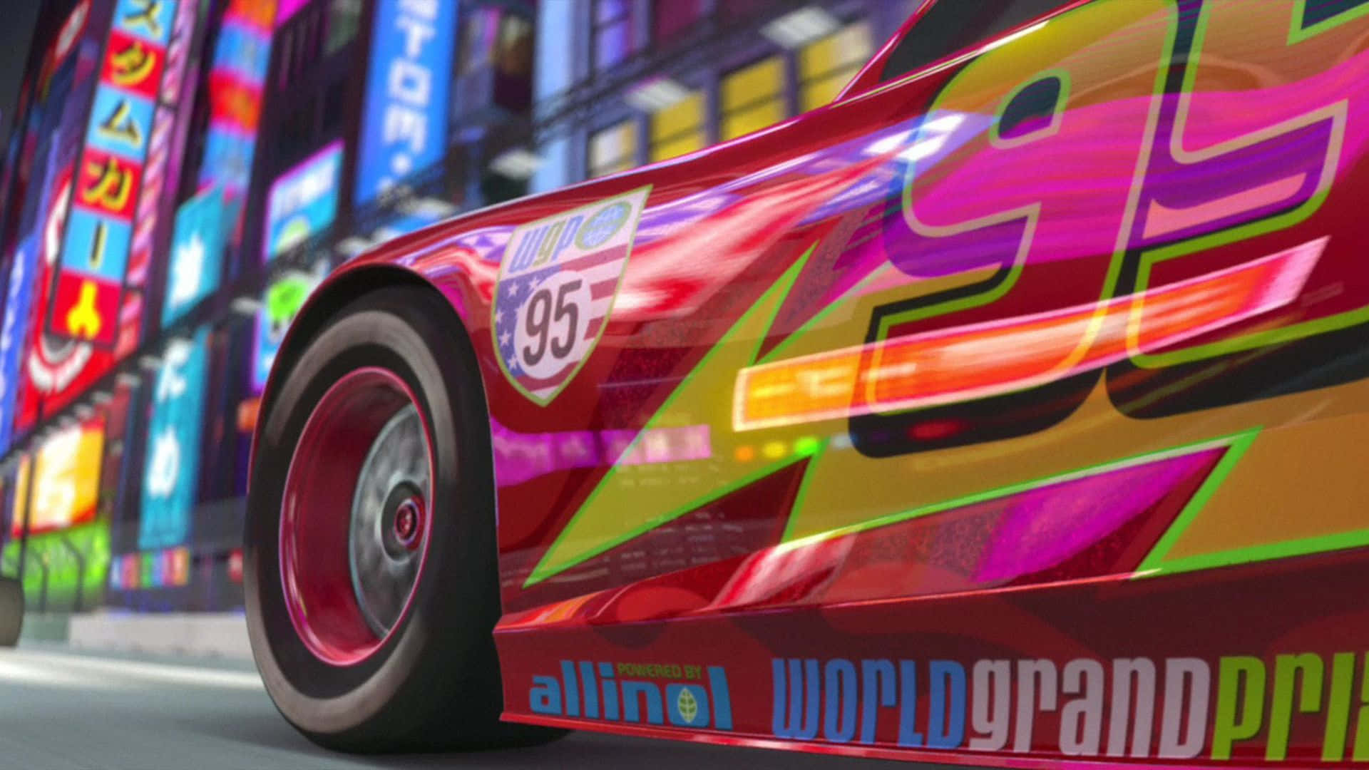編號95的紅色賽車在夜晚霓虹燈閃爍的東京街道上飛馳。