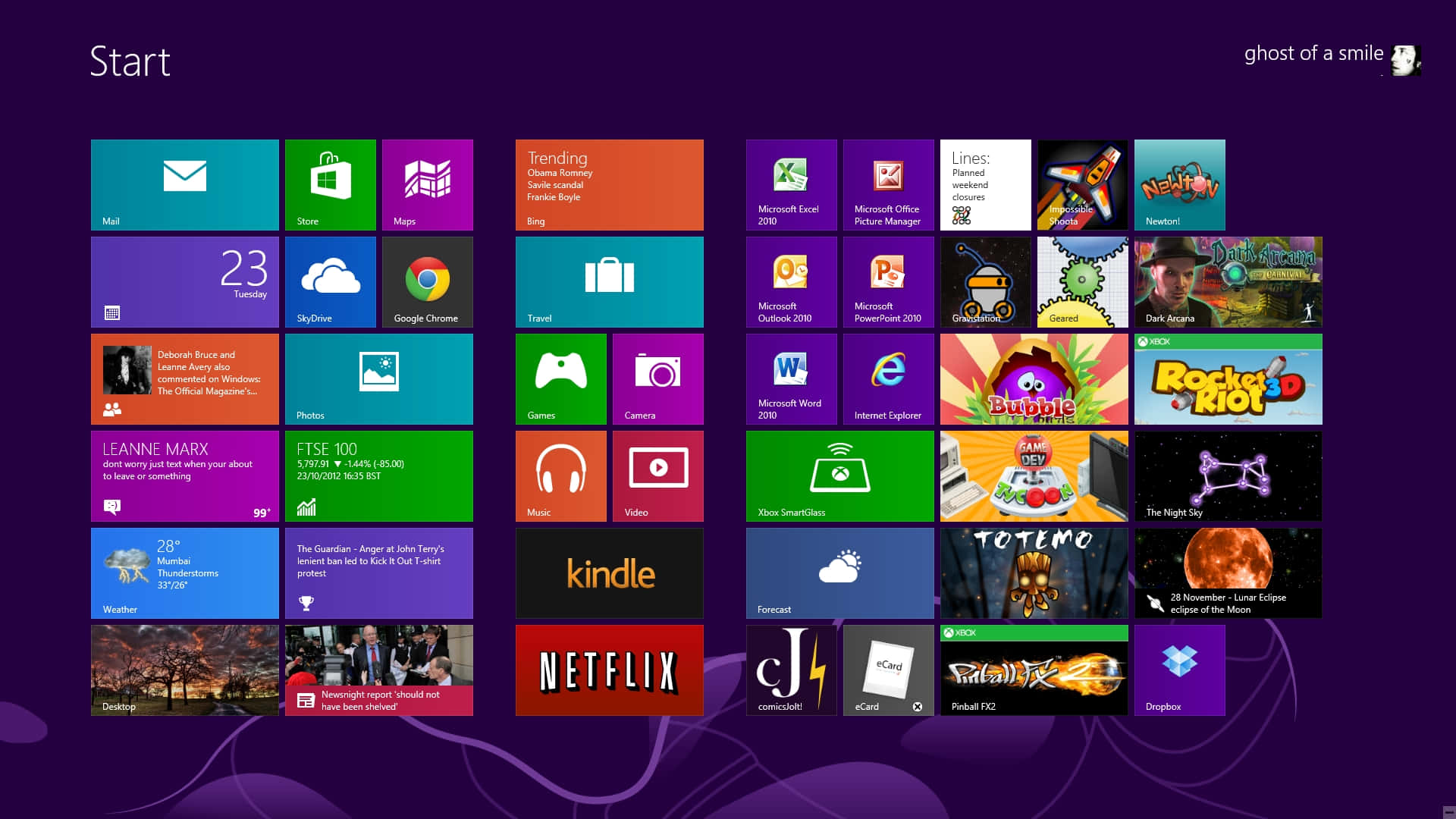 Windows 8 開始畫面，帶有應用程式、天氣和遊戲的動態磚。