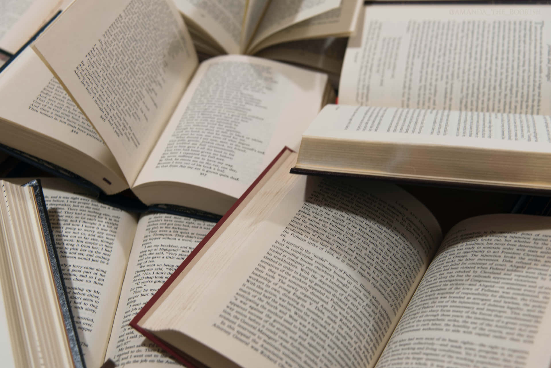打開的書籍，帶有可見的文字，散落在舒適的閱讀堆中。