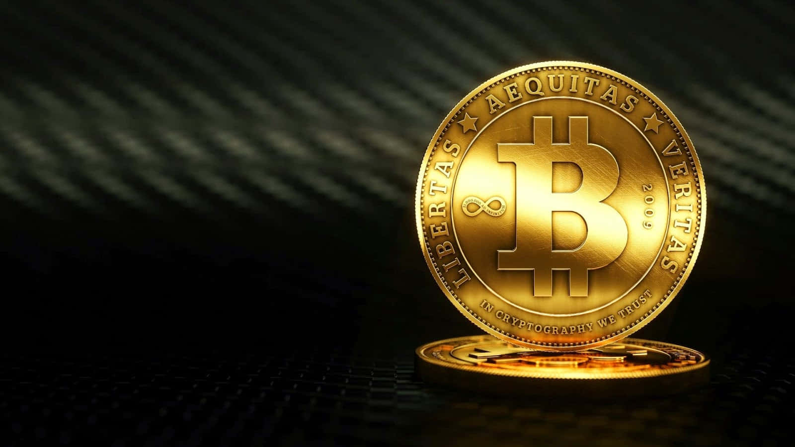 一枚金色比特幣，帶有雕刻文字和標誌，置於深色紋理表面上。