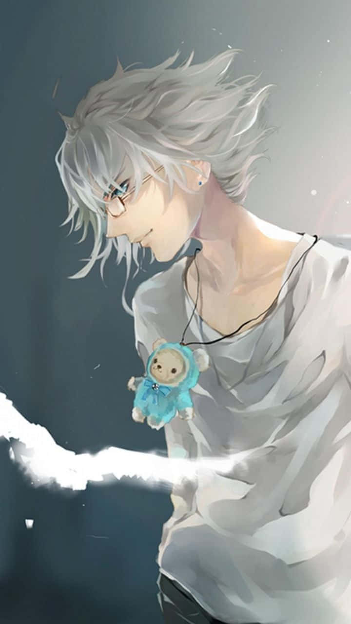 開心可愛的動漫男孩享受每一刻 壁紙 — 一個銀髮戴眼鏡的動漫男孩，在深色漸變背景前輕輕拿著一個發光的藍色泰迪熊吊墜。
