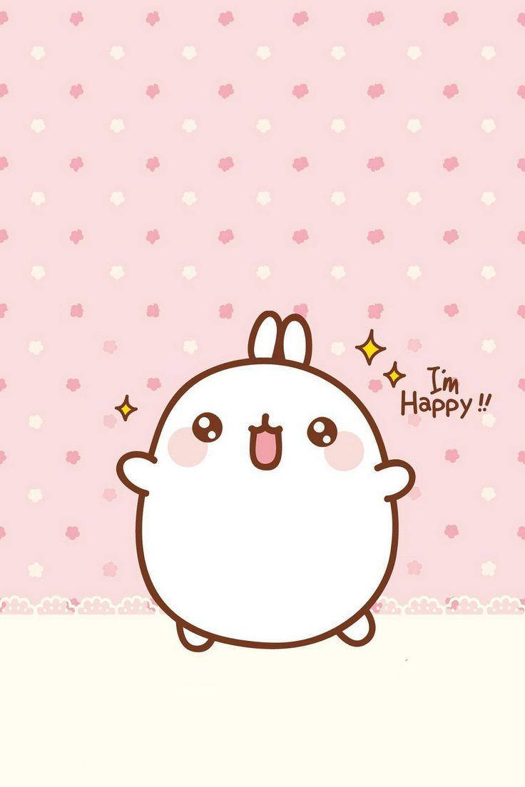 開心的 Molang 壁紙 — 一隻可愛的白色卡通兔，粉紅臉頰，伸出舌頭，在粉紅花卉圓點背景上快樂地微笑。
