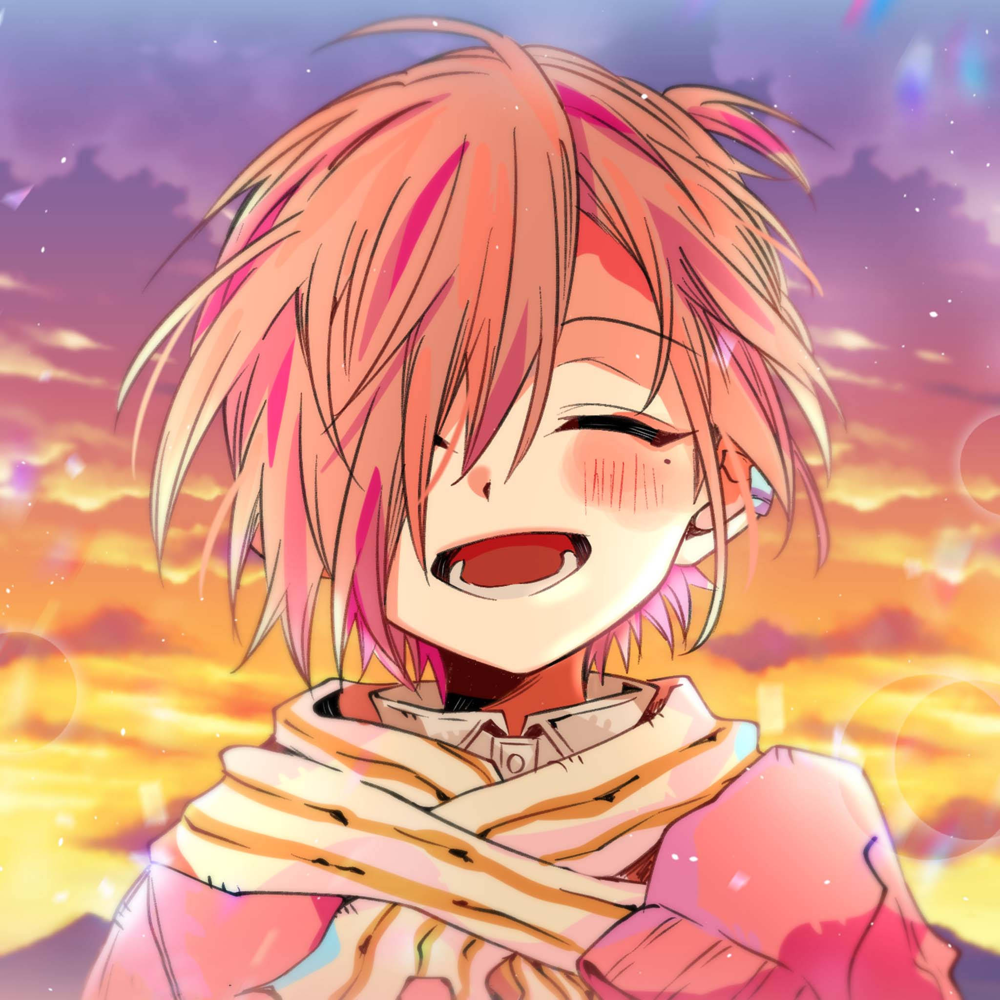 開心的三葉 Sousuke 壁紙 — 一個開心的動漫角色，粉紅色頭髮，在充滿活力的日落天空下歡笑。