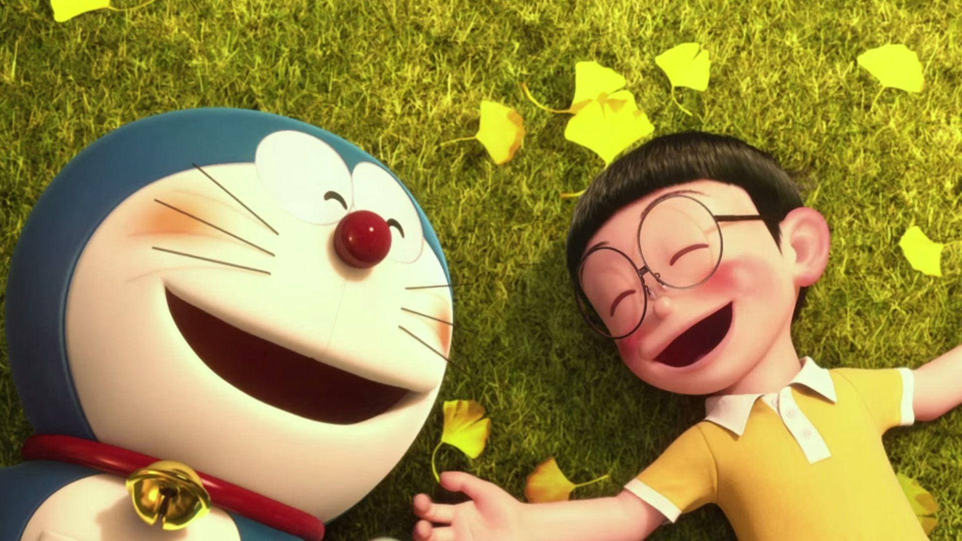 開心的哆啦A夢與大雄 壁紙 — 多啦A夢和大雄在散落黃葉的草地上一起開懷大笑。