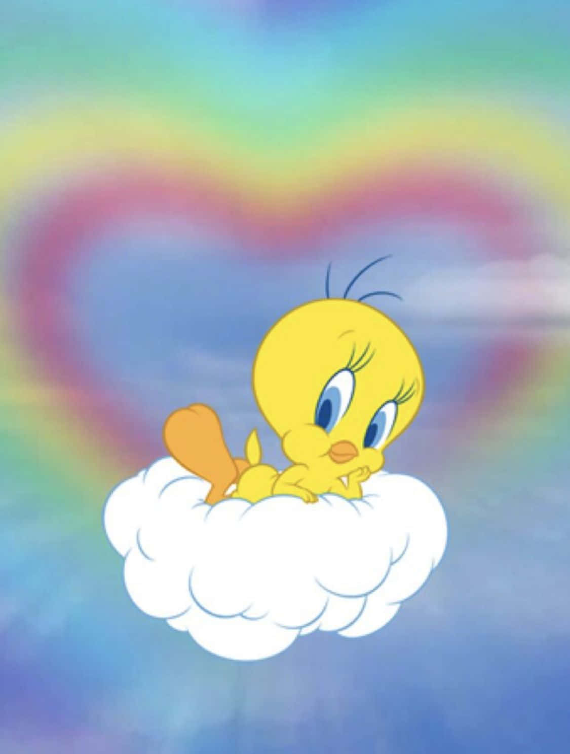 開心的帝蒂鳥！ 壁紙 — Tweety Bird 可愛地坐在 fluffy 雲上，身後有彩虹心形，背景是柔和粉彩天空。