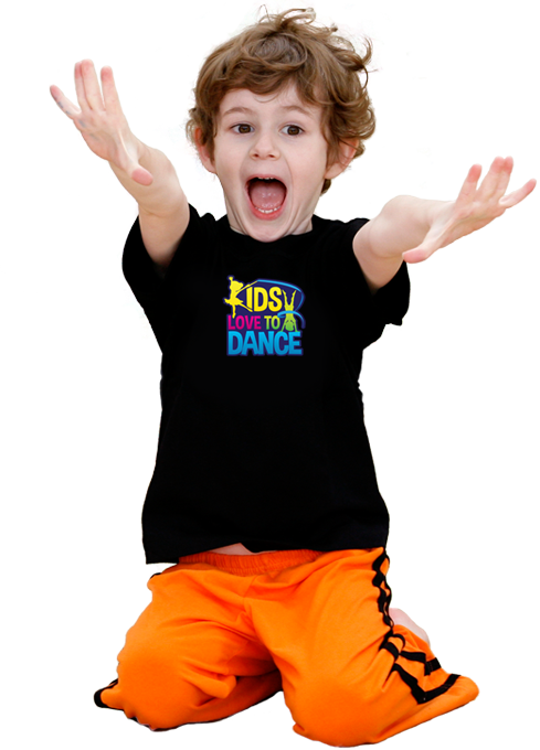 開心跳舞的小孩 壁紙 — 一個快樂的幼兒穿著黑色「Kids Love to Dance」T恤和鮮橙色短褲，雙臂伸展，在色彩繽紛的抽象背景前跳躍。