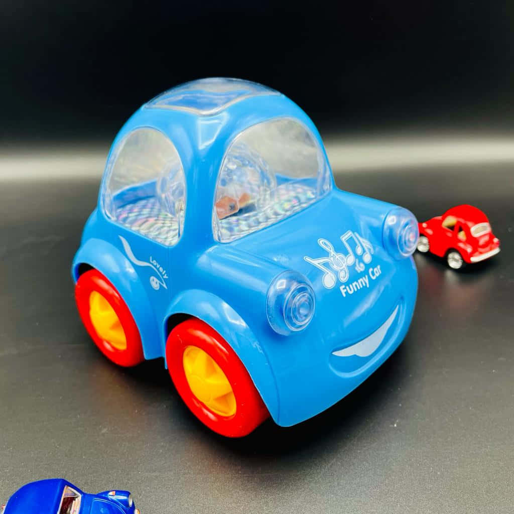 帶有紅色車輪和笑臉的藍色玩具車，在深色表面上