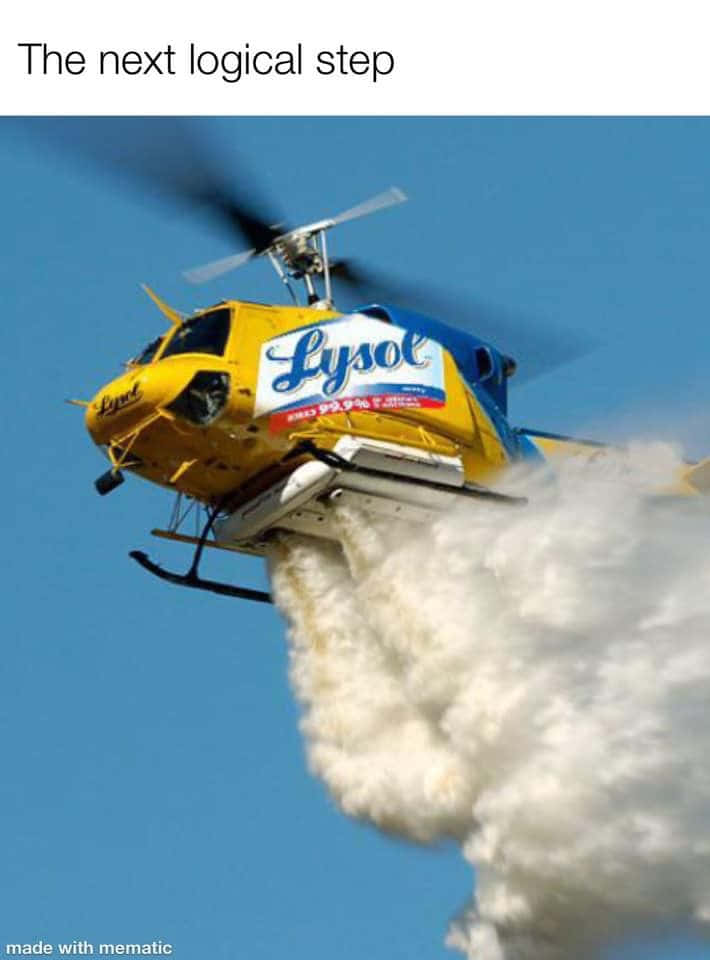 黃色 Lysol 直升機向藍天噴灑消毒霧。