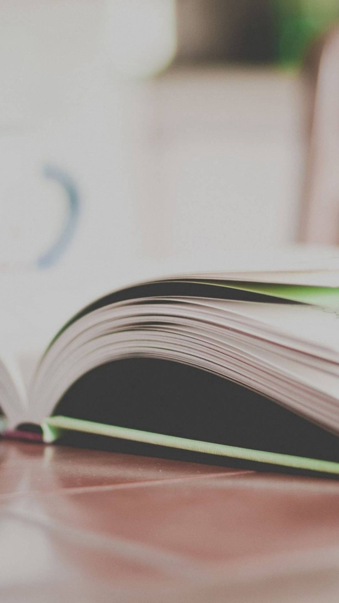 木桌上的打開的書，背景柔和