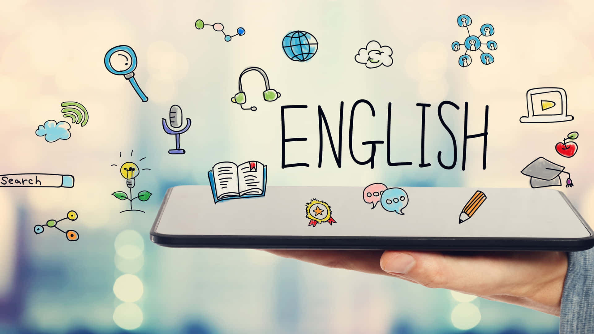 開放筆記本學習英語攝影藝術畫 壁紙 — 手握住顯示「ENGLISH」的智能手機，周圍環繞著浮動的學習圖標，如書籍、麥克風和地球儀。