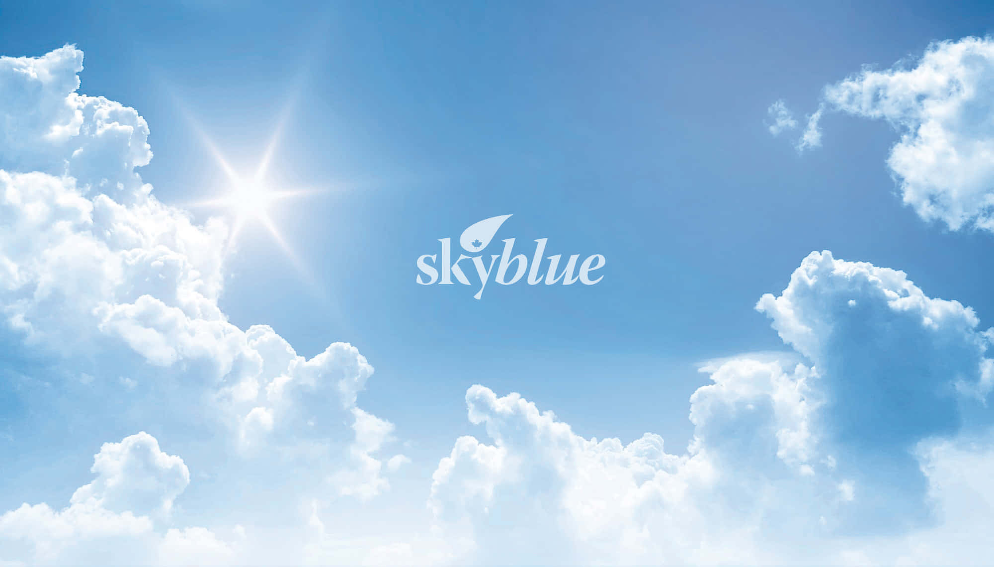 開闊天空充滿歡愉 壁紙 — 明亮的太陽穿過蓬鬆的白雲，映襯著鮮豔的藍天，帶有微妙的「skyblue」標誌。