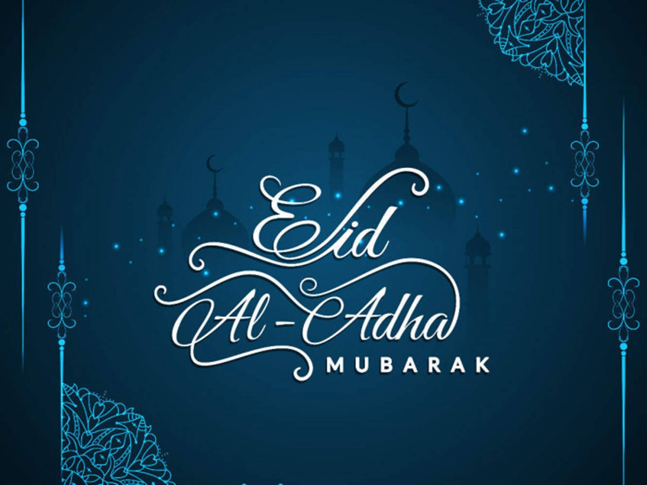 Eid Al-Adha Mubarak祝福語，藍色背景上有清真寺剪影和閃爍星星。